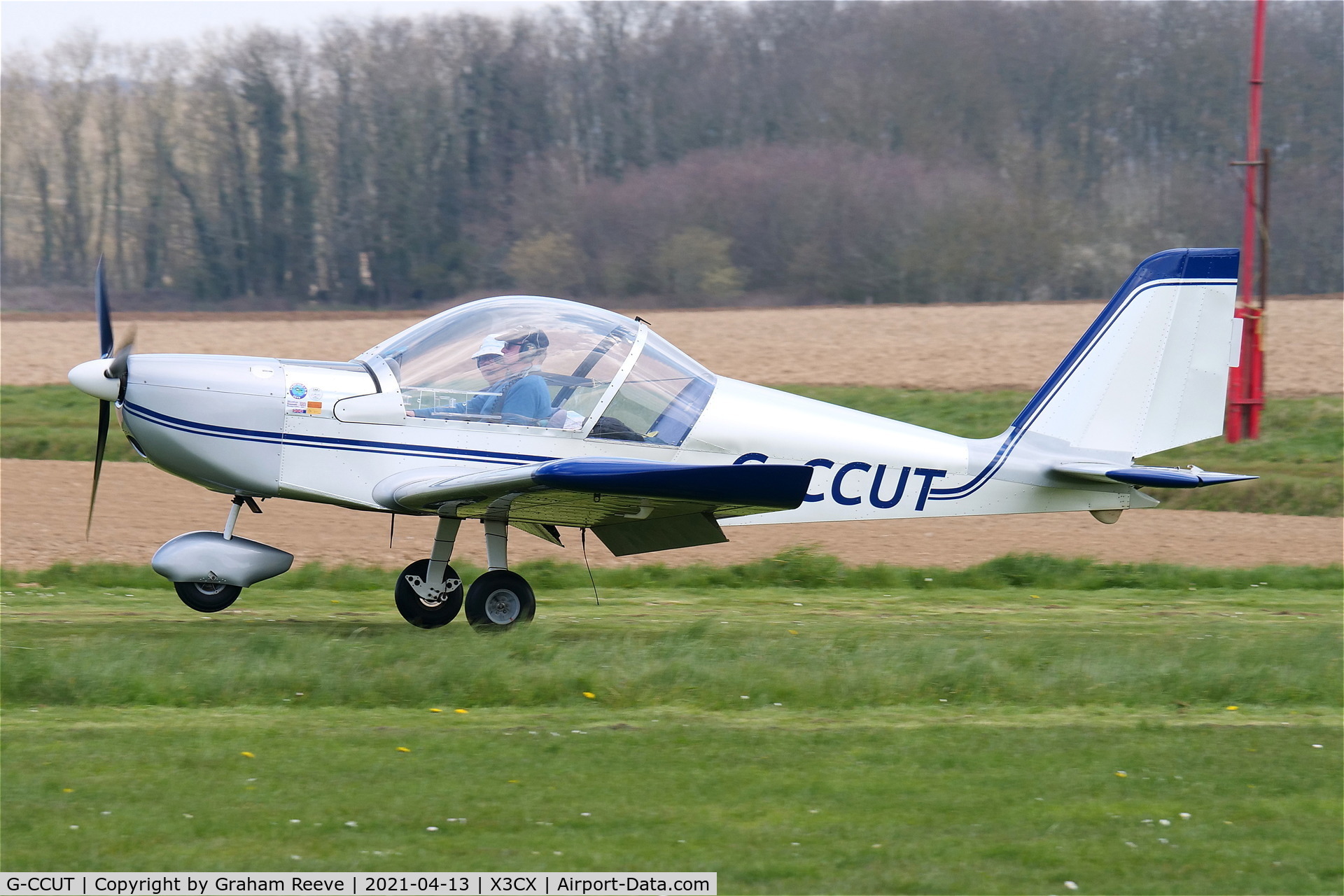 G-CCUT, 2004 Aerotechnik EV-97 Eurostar C/N PFA 315-14191, Landing at Northrepps.