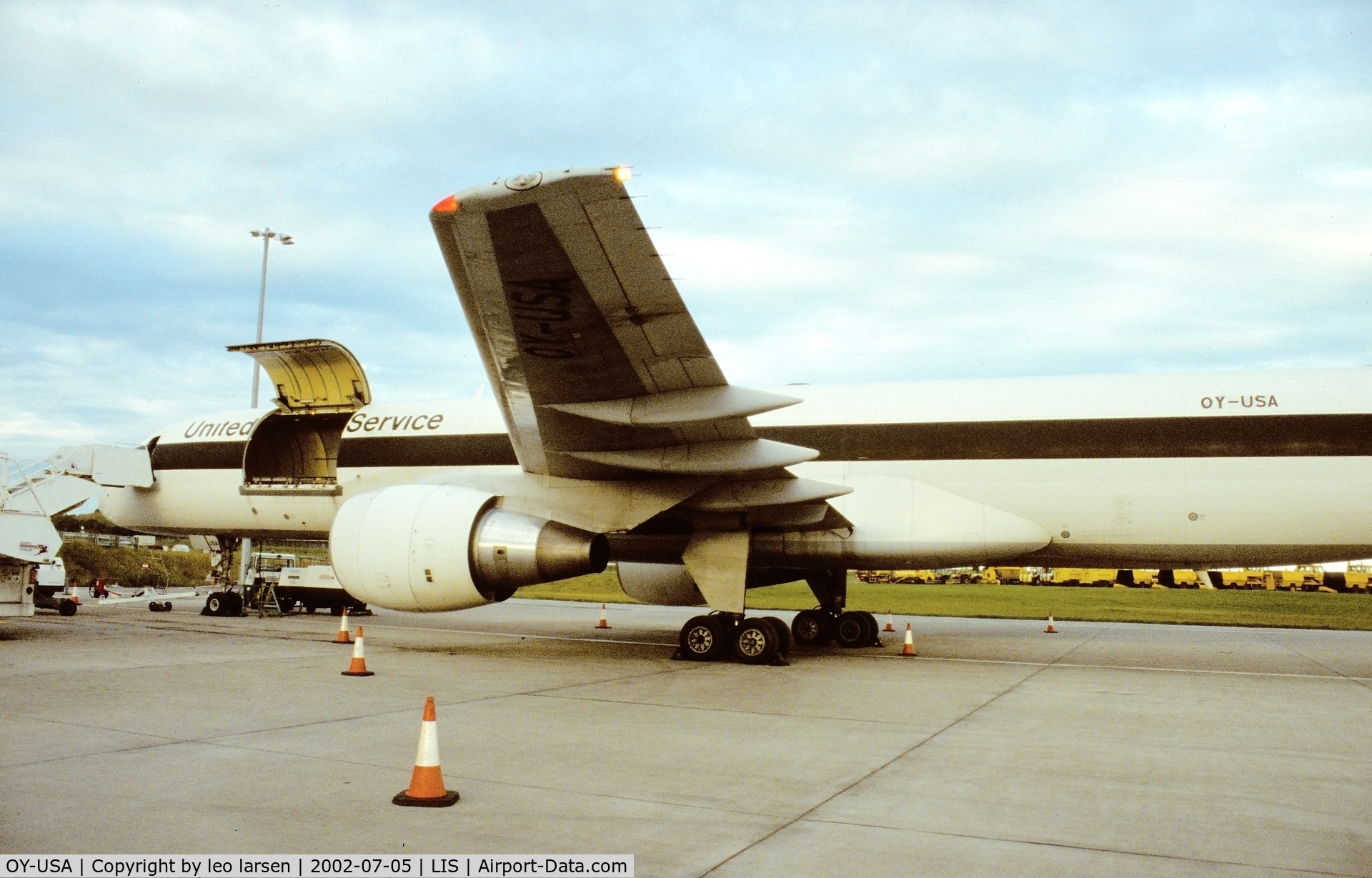 OY-USA, 1993 Boeing 757-24APF C/N 25462, Lisboa 5.7.2002