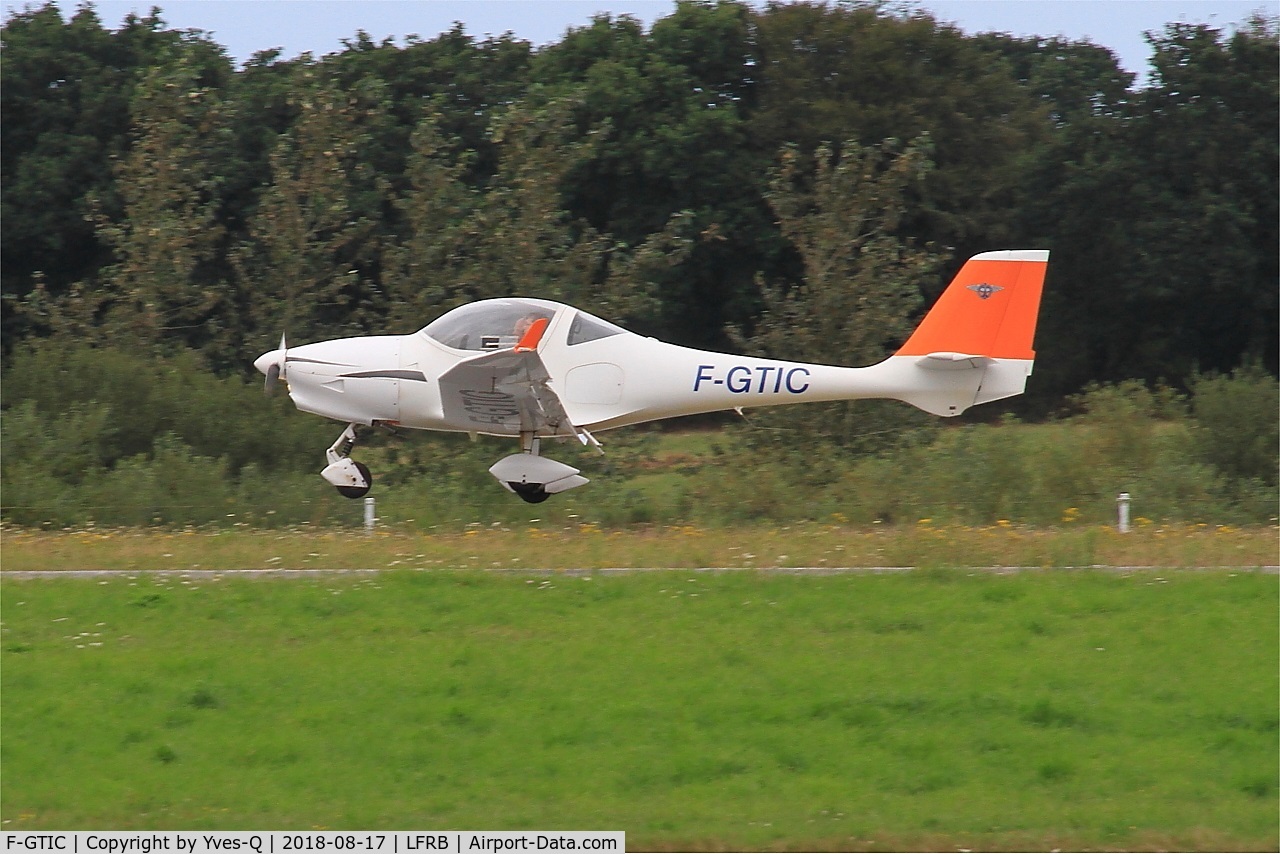 F-GTIC, 2003 Aquila A210 (AT01) C/N AT01-133, Aquila A210 (AT01), Landing rwy 25L, Brest-Bretagne airport (LFRB-BES)