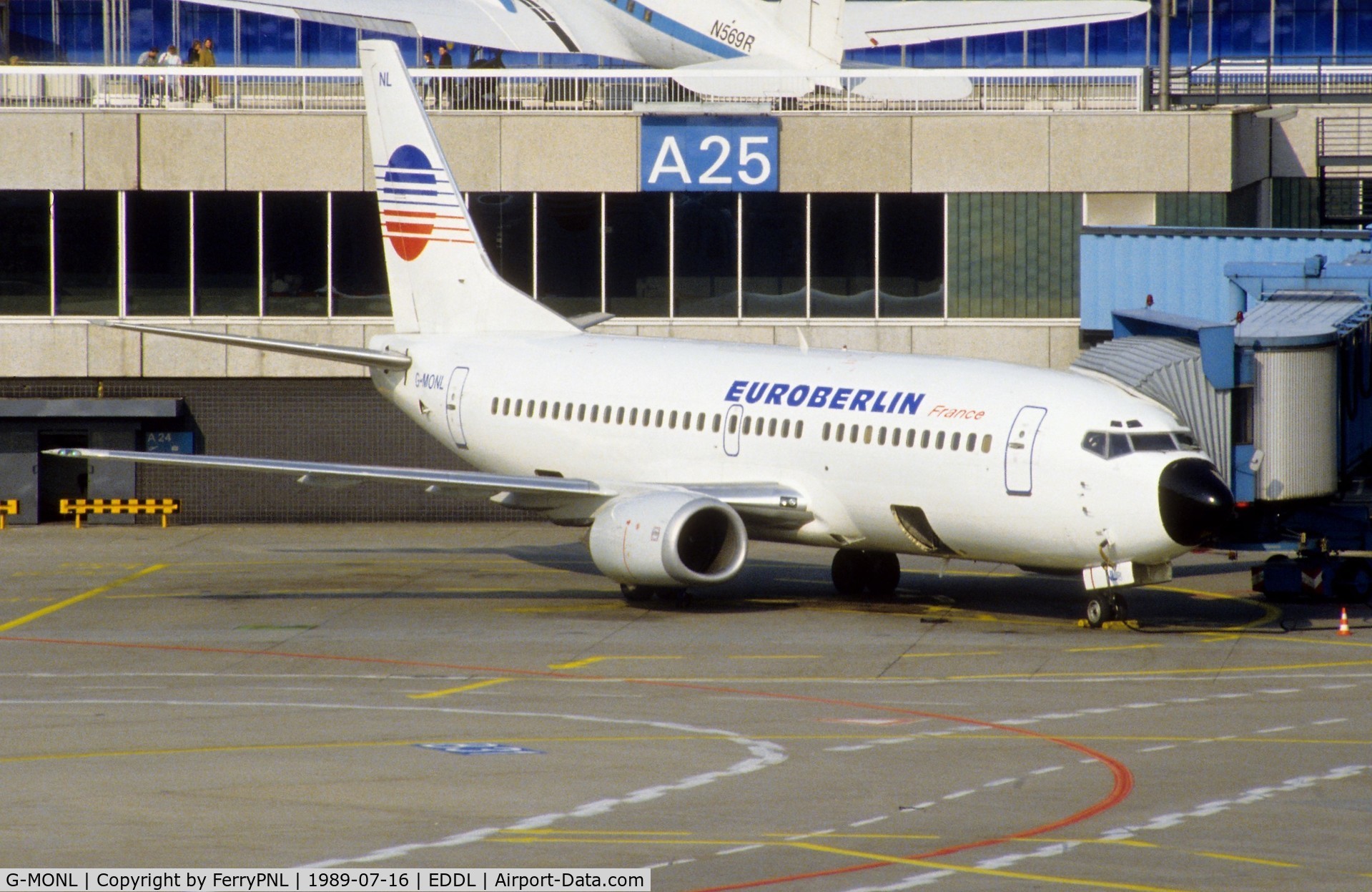 G-MONL, 1988 Boeing 737-3Y0 C/N 24255, Euroberlin B733 awaiting pax in DUS