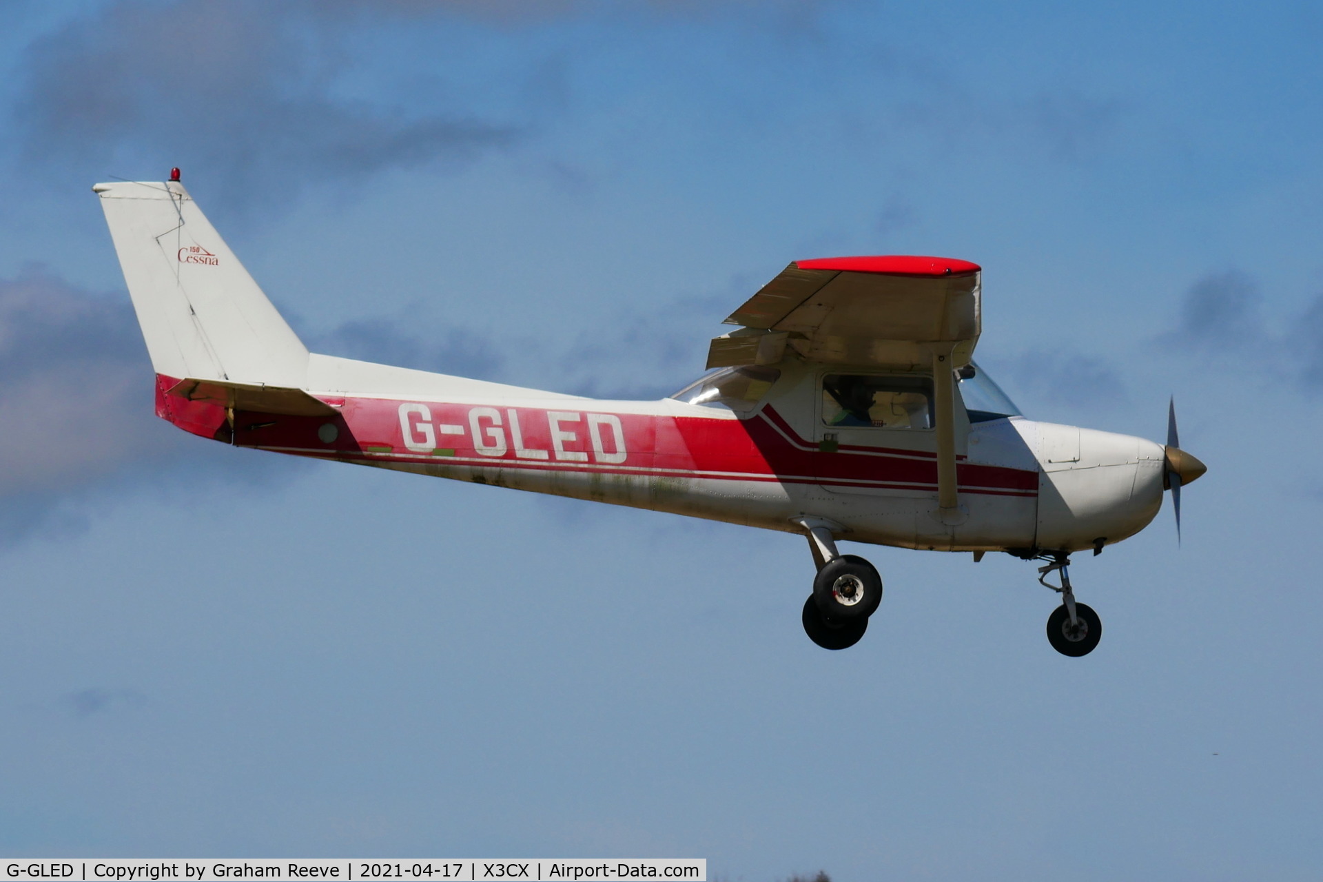 G-GLED, 1975 Cessna 150M C/N 150-76673, Landing at Northrepps.