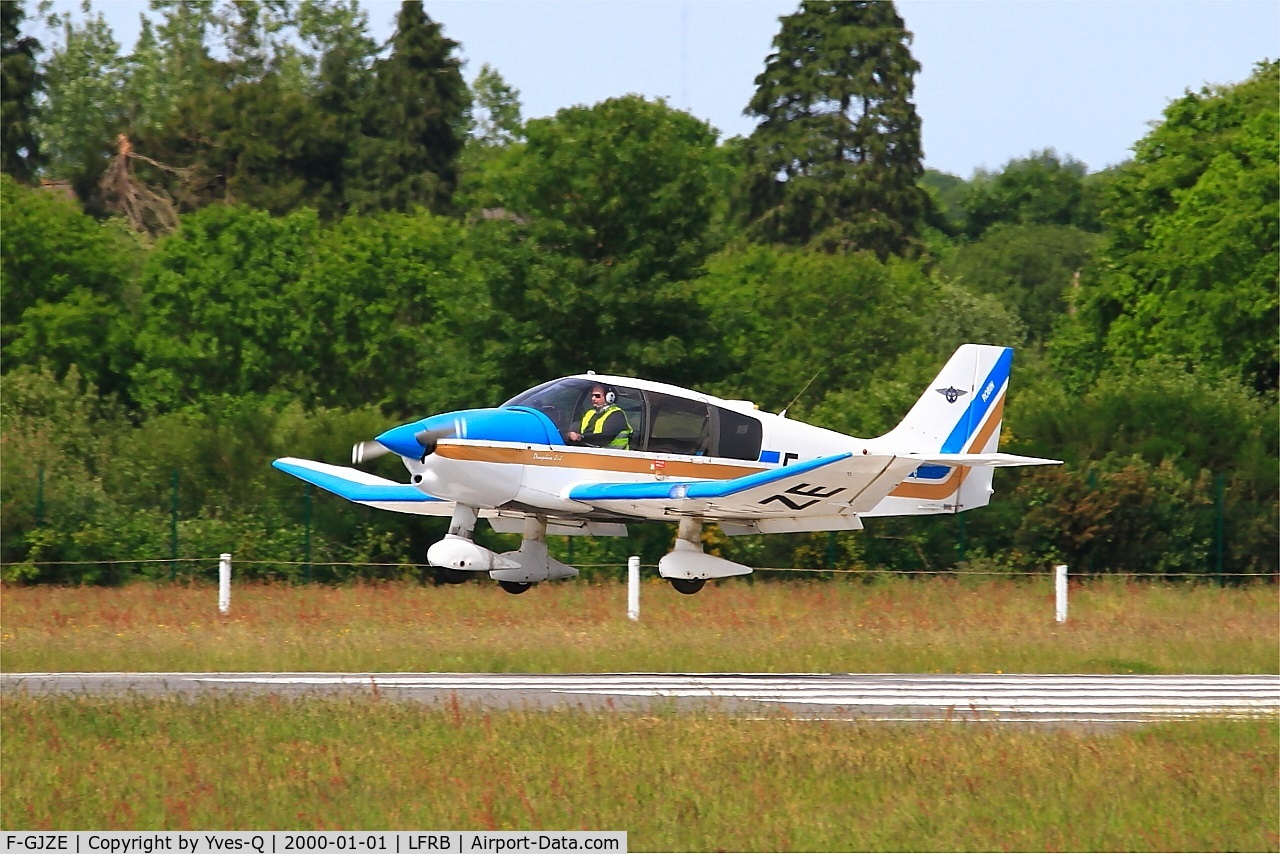 F-GJZE, Robin DR-400-120 Petit Prince C/N 2005, Robin DR-400-120, Landing rwy 25L, Brest-Bretagne airport (LFRB-BES)