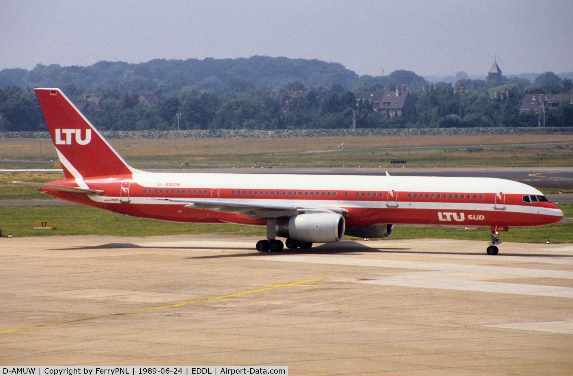 D-AMUW, 1987 Boeing 757-2G5 C/N 23929, LTU Sud B752 for departure