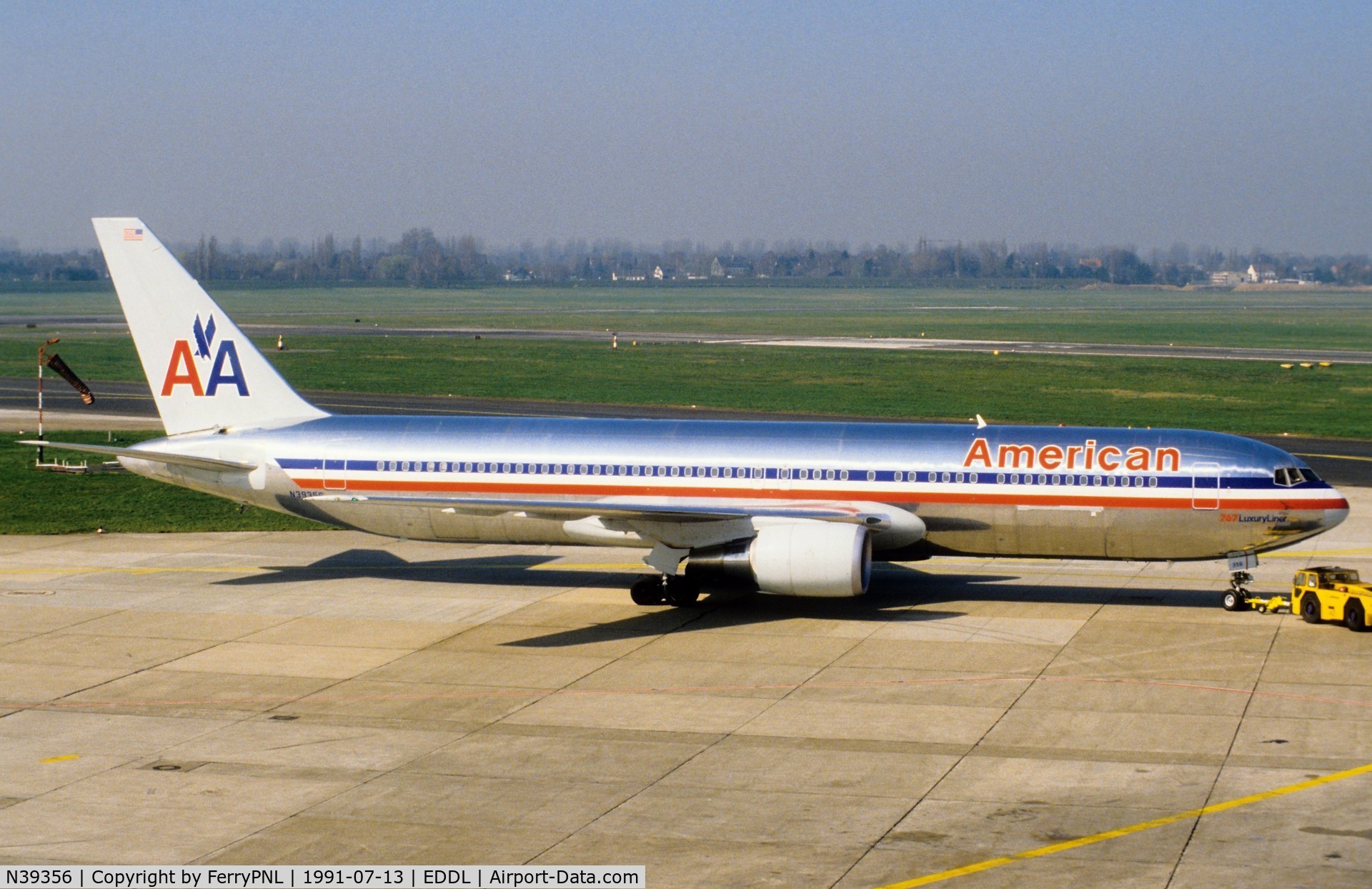 N39356, 1988 Boeing 767-323 C/N 24037, Push-back of American B763