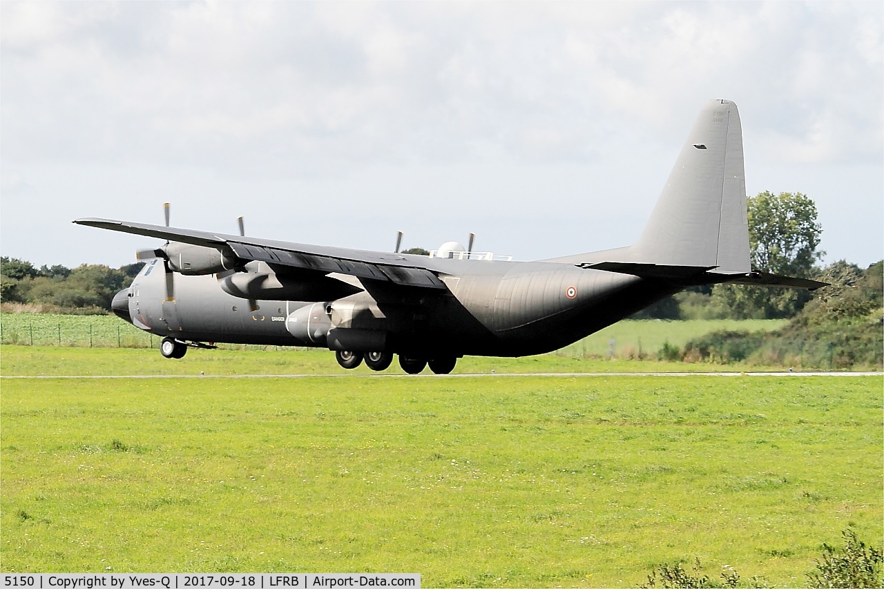 5150, 1988 Lockheed C-130H-30 Hercules C/N 382-5150, Lockheed C-130H Hercules (61-PG), Landing rwy 25L, Brest-Bretagne airport (LFRB-BES)