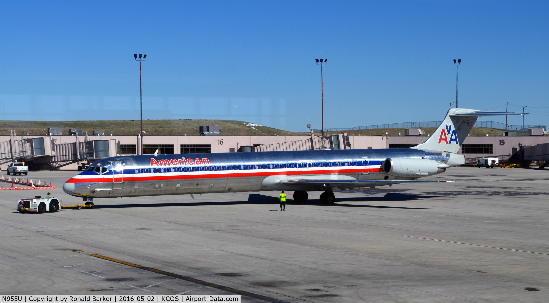 N955U, 1987 McDonnell Douglas MD-82 (DC-9-82) C/N 49427, Push back COS