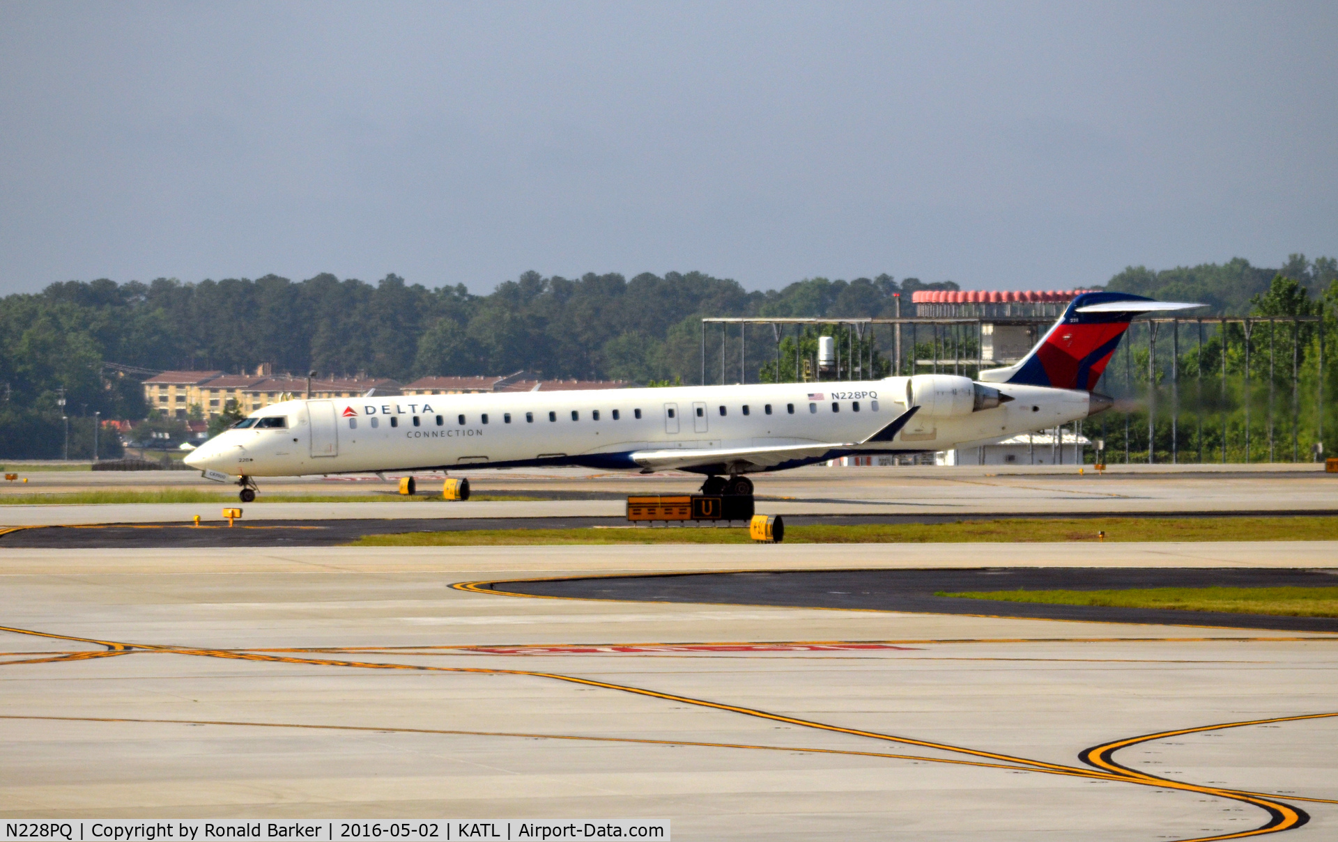 N228PQ, 2009 Bombardier CRJ-900ER (CL-600-2D24) C/N 15228, Taxi to gate Atlanta