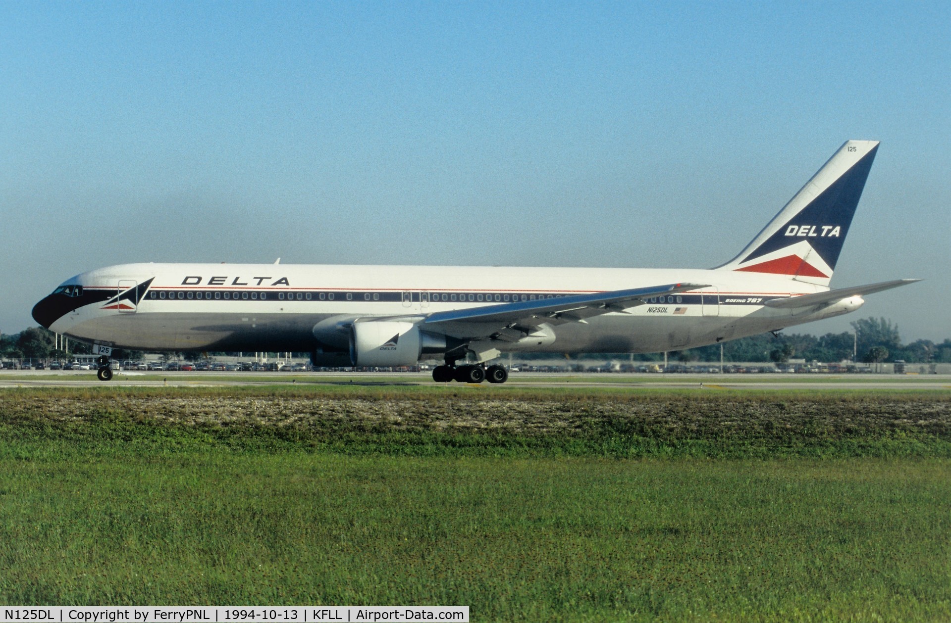 N125DL, 1988 Boeing 767-332 C/N 24075, Delta B763 departing