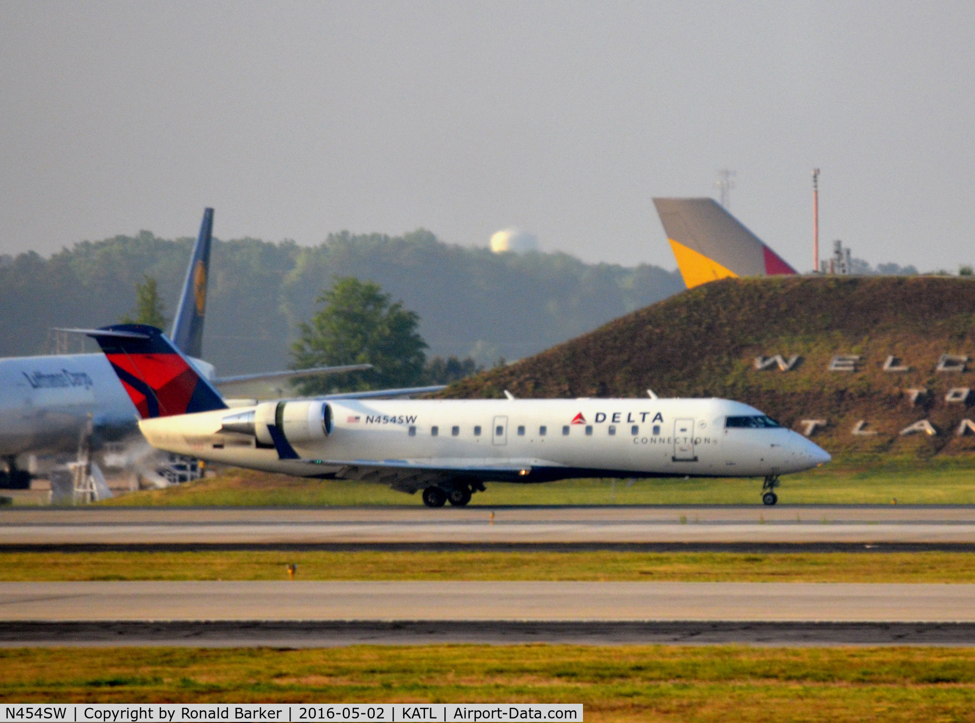 N454SW, 2003 Bombardier CRJ-200LR (CL-600-2B19) C/N 7749, Landing Atlanta