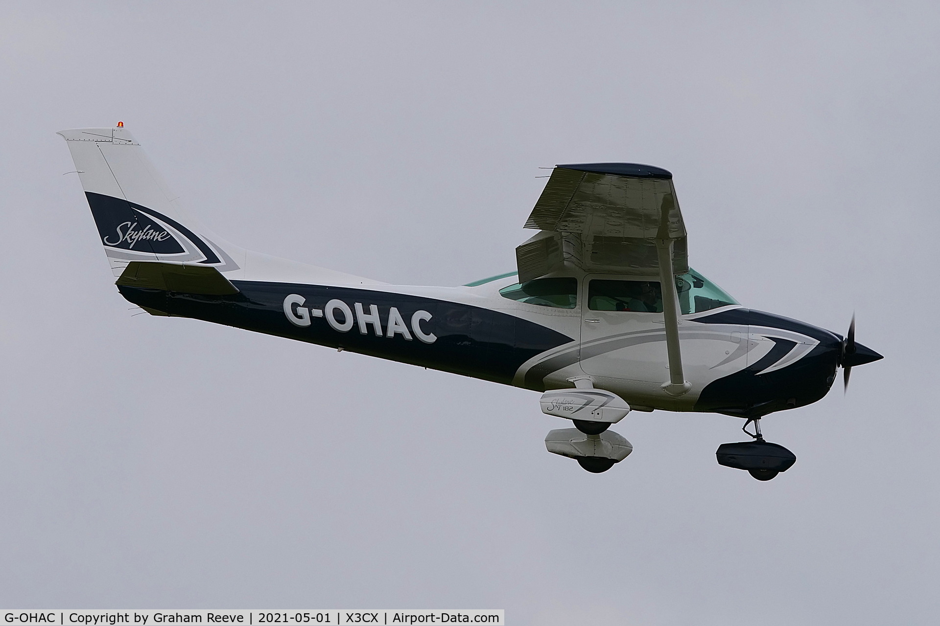 G-OHAC, 1977 Reims F182Q Skylane C/N 0048, Landing at Northrepps.