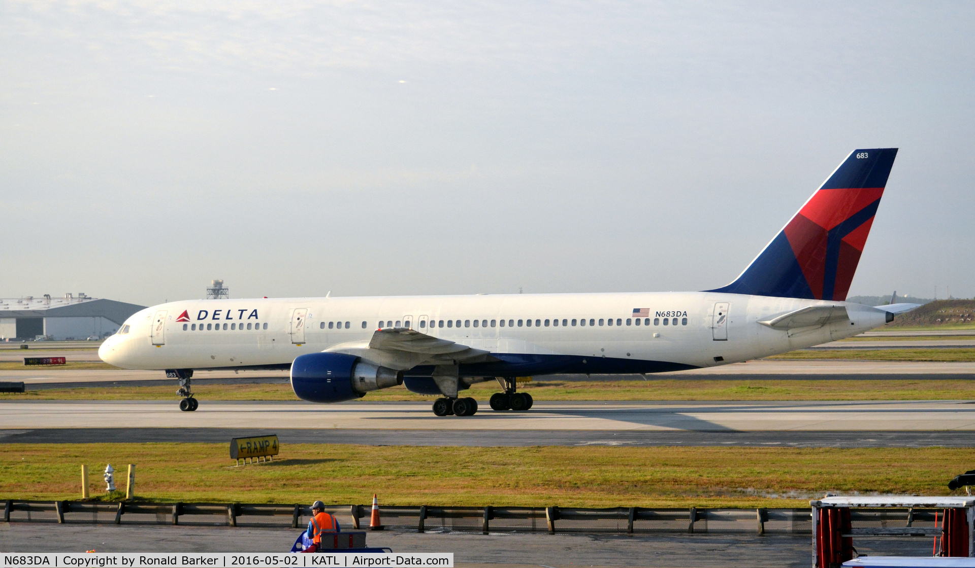 N683DA, 1993 Boeing 757-232 C/N 27103, Taxi to gate Atlanta