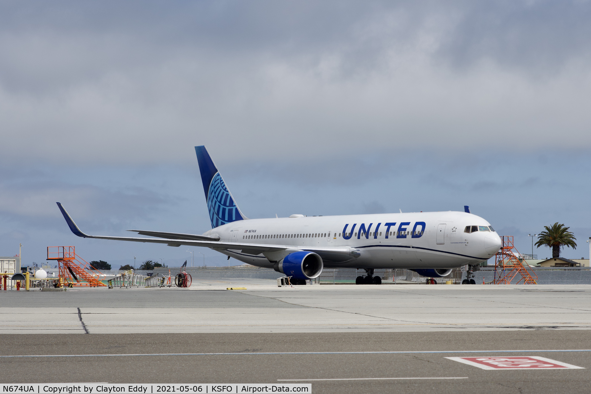 N674UA, 2000 Boeing 767-322 C/N 29242, SFO 2021.