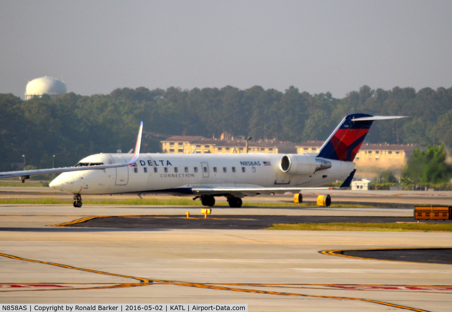 N858AS, 2000 Bombardier CRJ-200ER (CL-600-2B19) C/N 7417, Taxi Atlanta