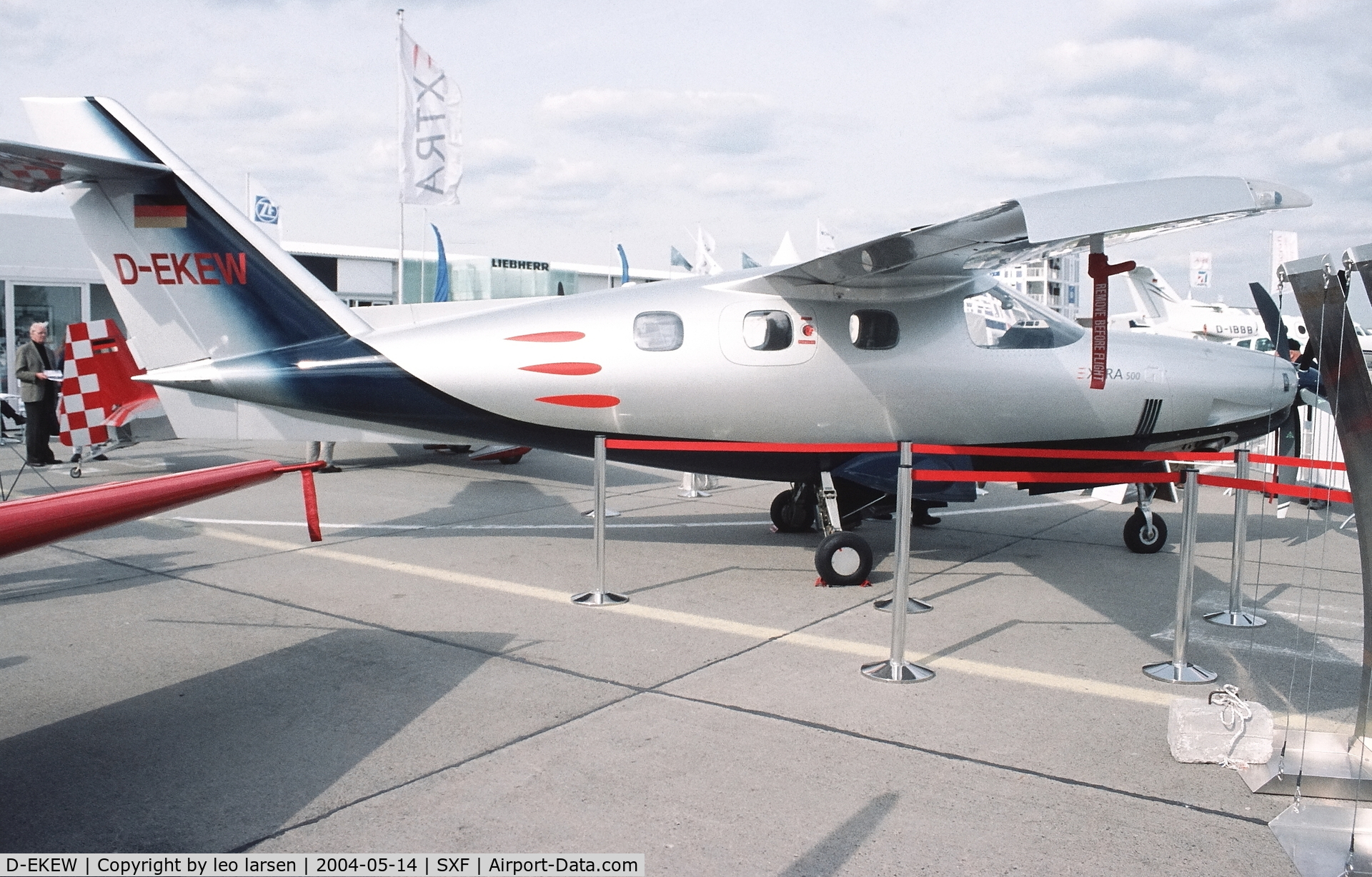 D-EKEW, 2002 Extra EA-500 C/N 001, Berlin ILA 14.5.2004