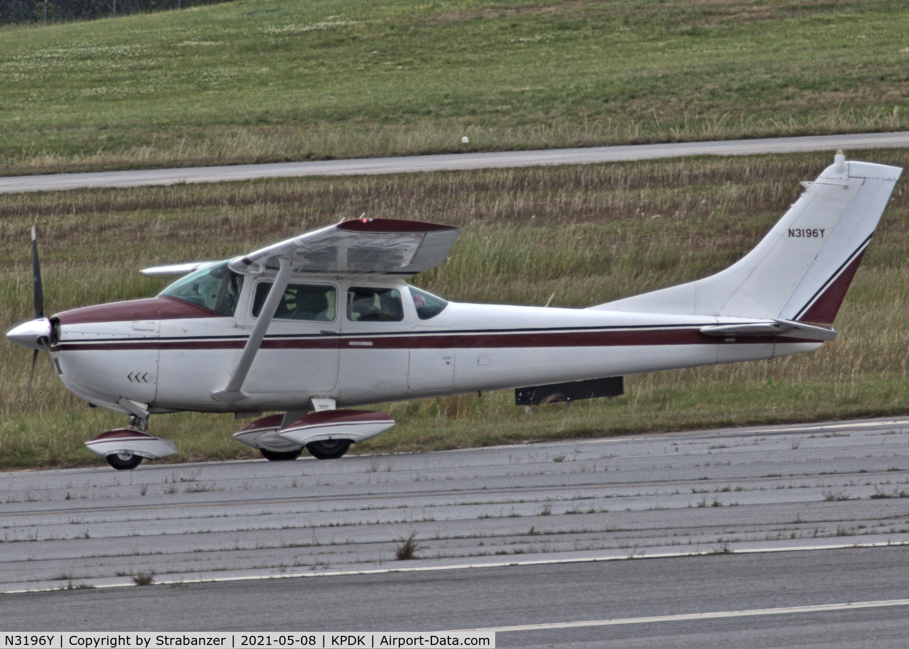 N3196Y, 1962 Cessna 182E Skylane C/N 18254196, Taxiing in after local flying