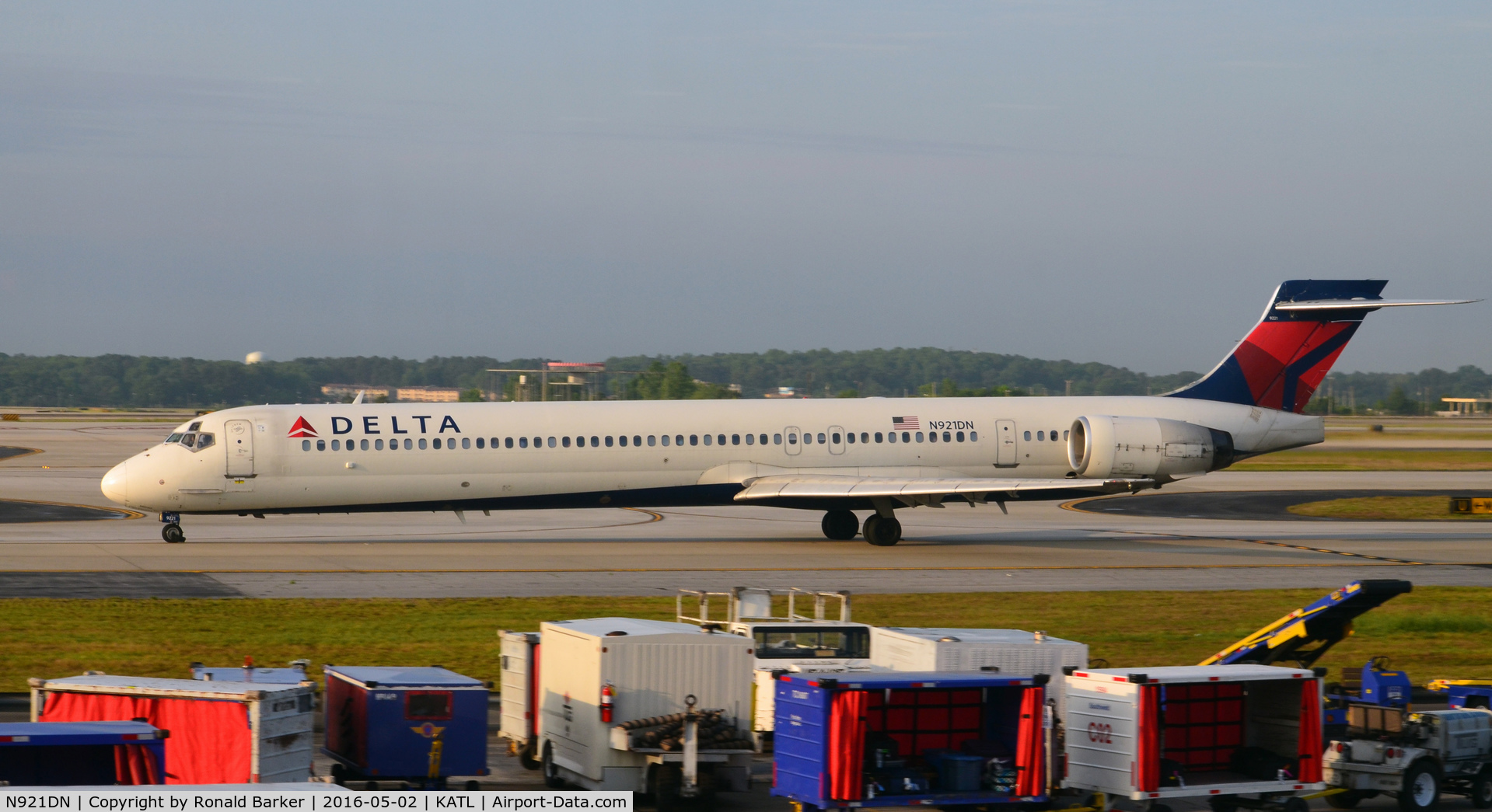 N921DN, 1997 McDonnell Douglas MD-90-30 C/N 53583, Taxi to takeoff Atlanta