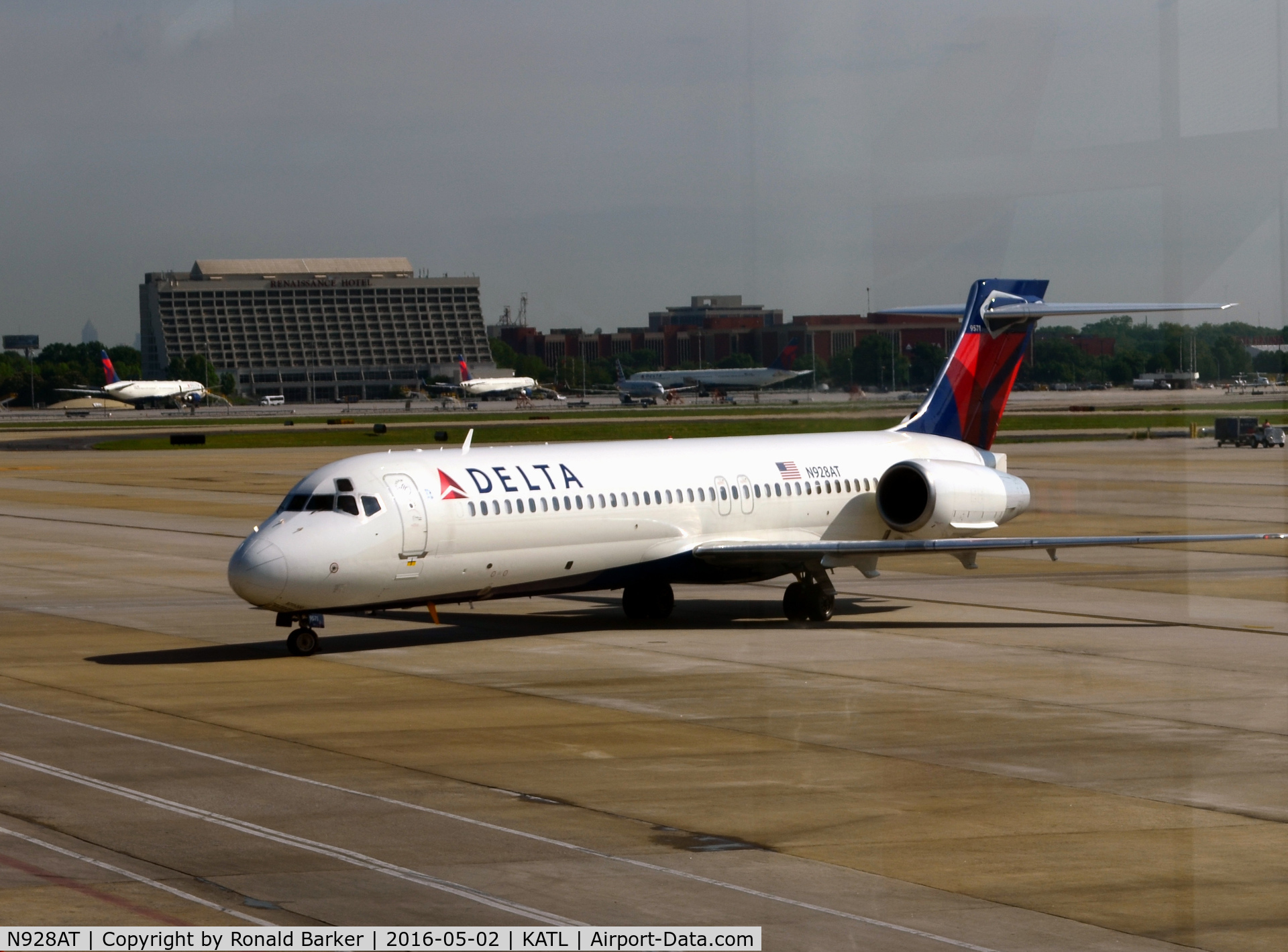 N928AT, 2000 Boeing 717-200 C/N 55076, Turning into gate Atlanta