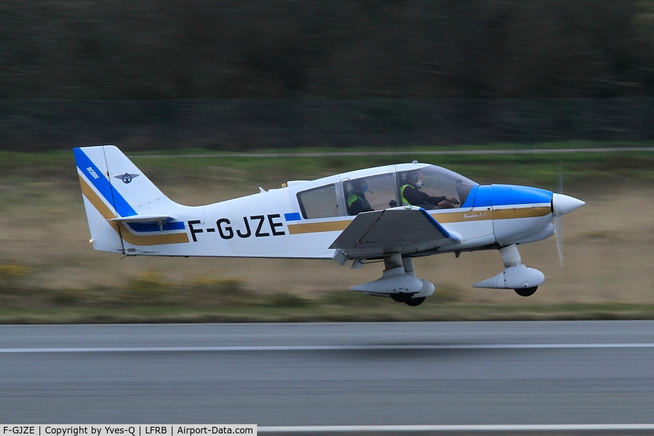F-GJZE, Robin DR-400-120 Petit Prince C/N 2005, Robin DR-400-120, Landing rwy 07R, Brest-Bretagne Airport (LFRB-BES)
