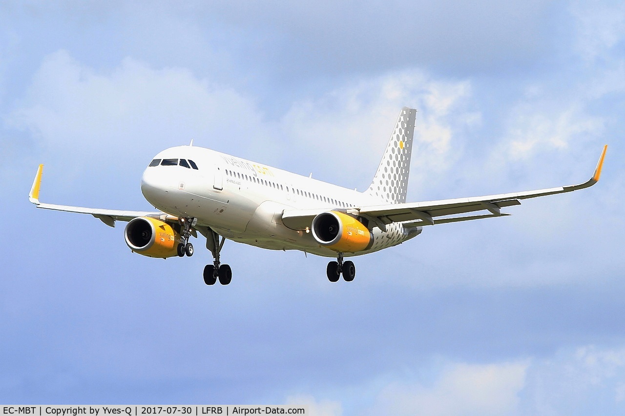 EC-MBT, 2014 Airbus A320-232 C/N 6128, Airbus A320-232, Short approach rwy 25L, Brest-Bretagne airport (LFRB-BES)