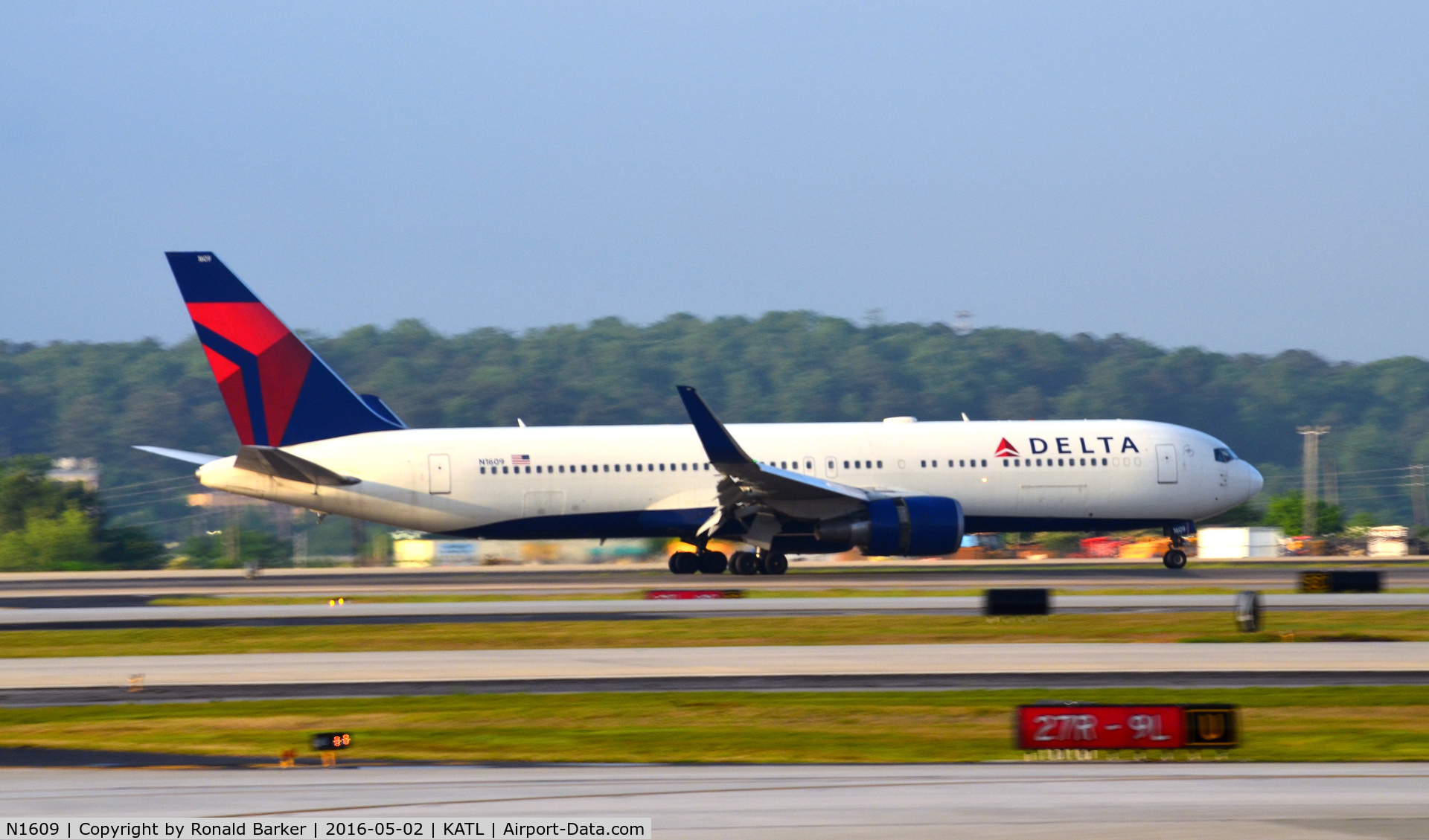 N1609, 2000 Boeing 767-332 C/N 30574, Landing Atlanta