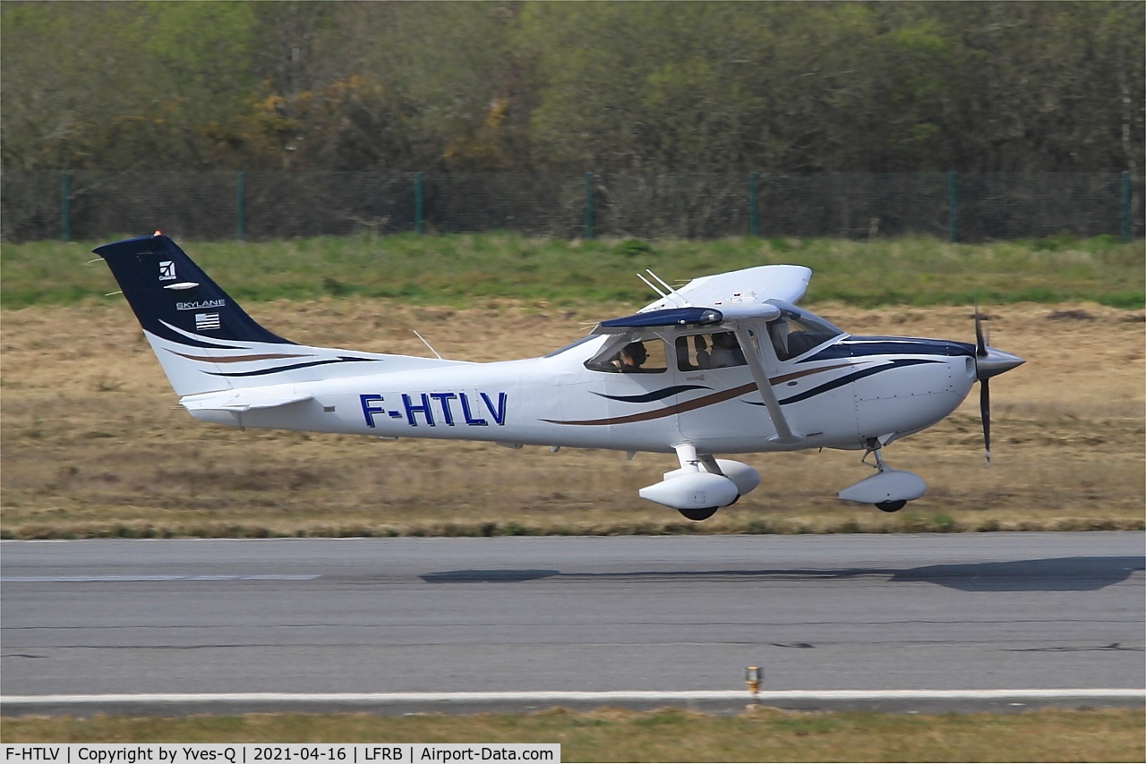 F-HTLV, 2008 Cessna 182T Skylane Skylane C/N 182-82130, Cessna 182T Skylane - Landing rwy 07R, Brest-Bretagne airport (LFRB-BES)