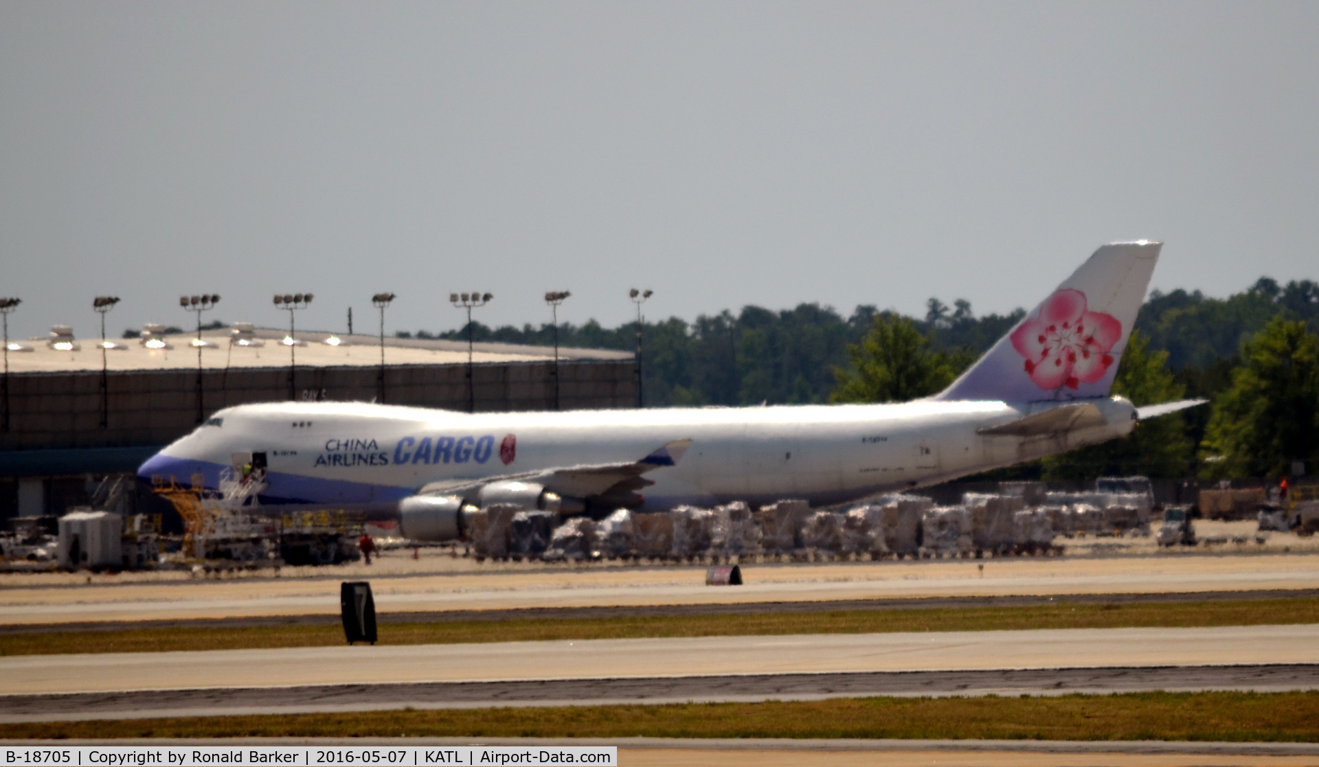 B-18705, 2001 Boeing 747-409F/SCD C/N 30762, Cargo ramp - Atlanta