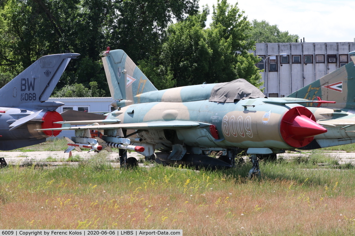 6009, 1977 Mikoyan-Gurevich MiG-21bis 75AP C/N 75036009, lhbs