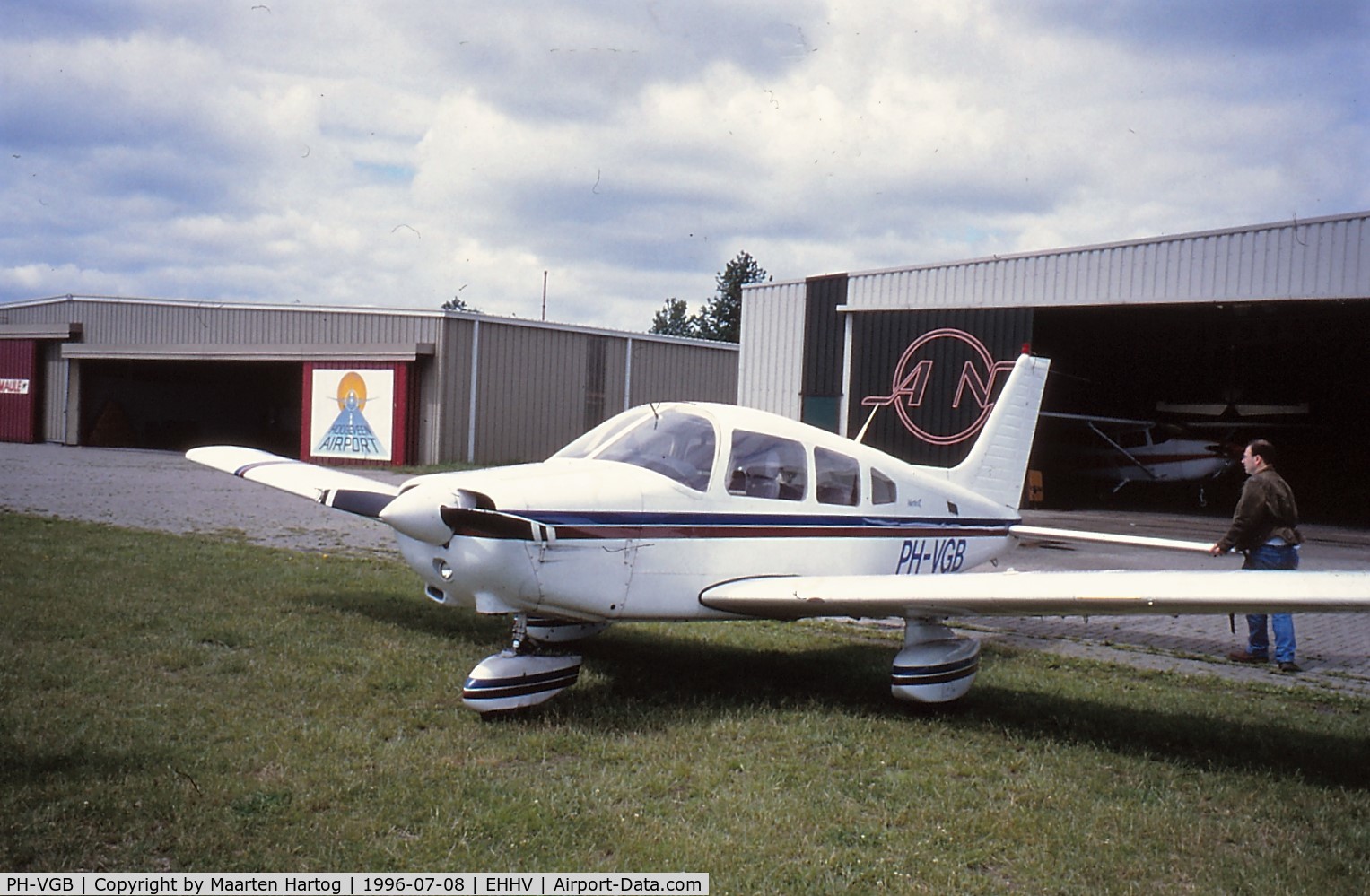 PH-VGB, Piper PA-28-161 C/N 28-8616003, preflight at Aero Noord for a local flight.