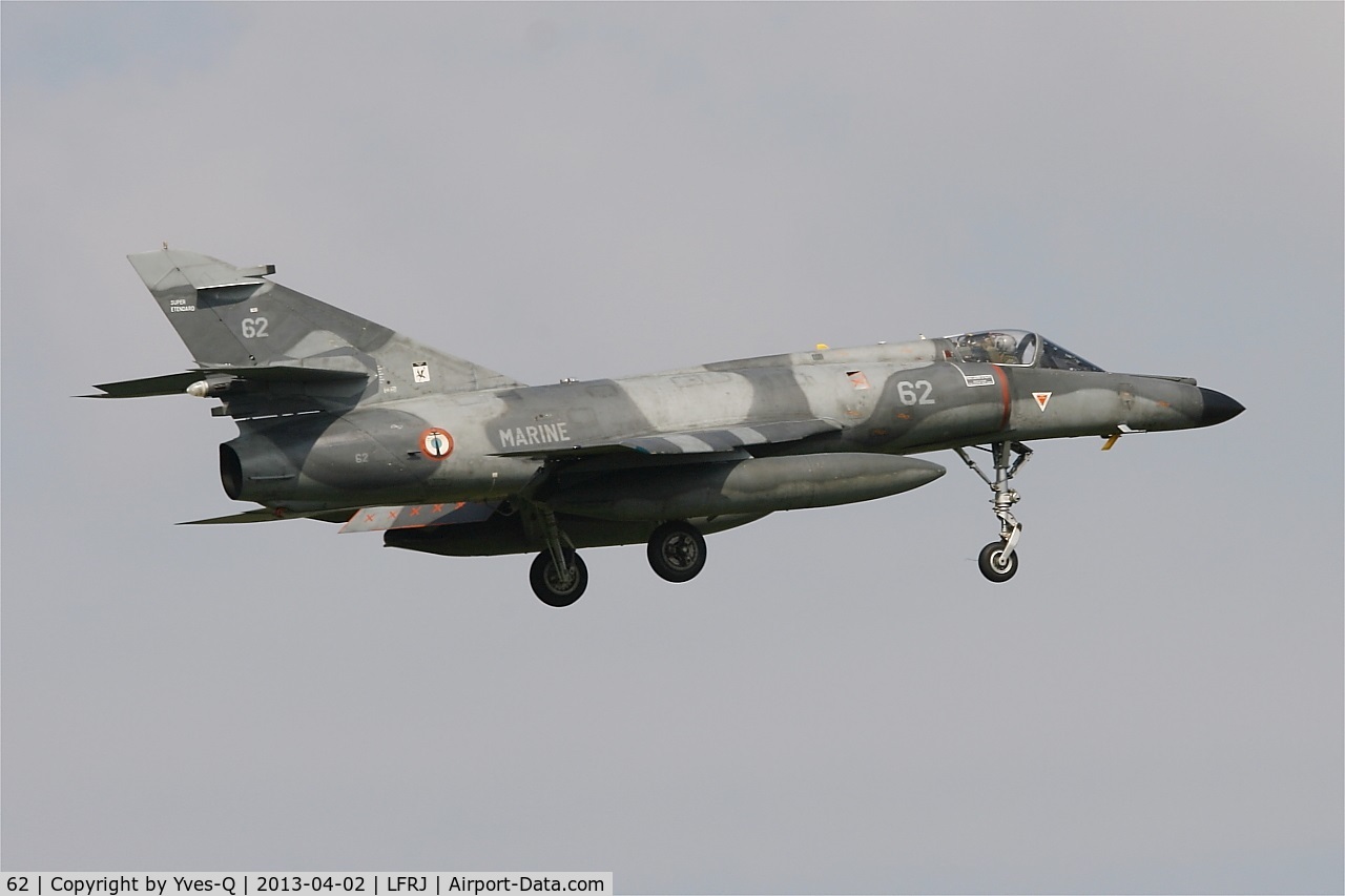 62, Dassault Super Etendard C/N 76, Dassault Super Etendard M (SEM), Short approach rwy 08, Landivisiau Naval Air Base (LFRJ)