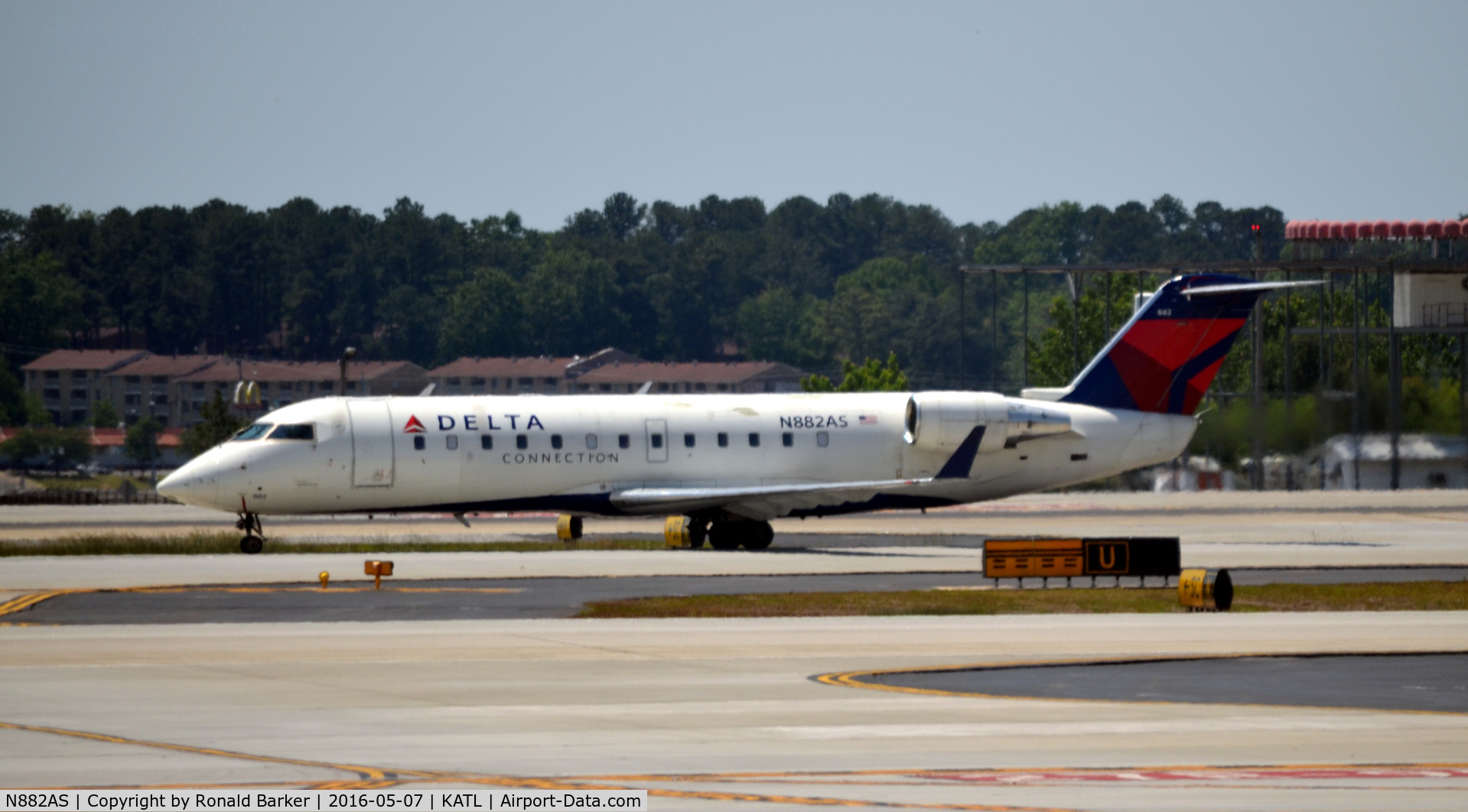 N882AS, 2001 Bombardier CRJ-200ER (CL-600-2B19) C/N 7503, Taxi Atlanta