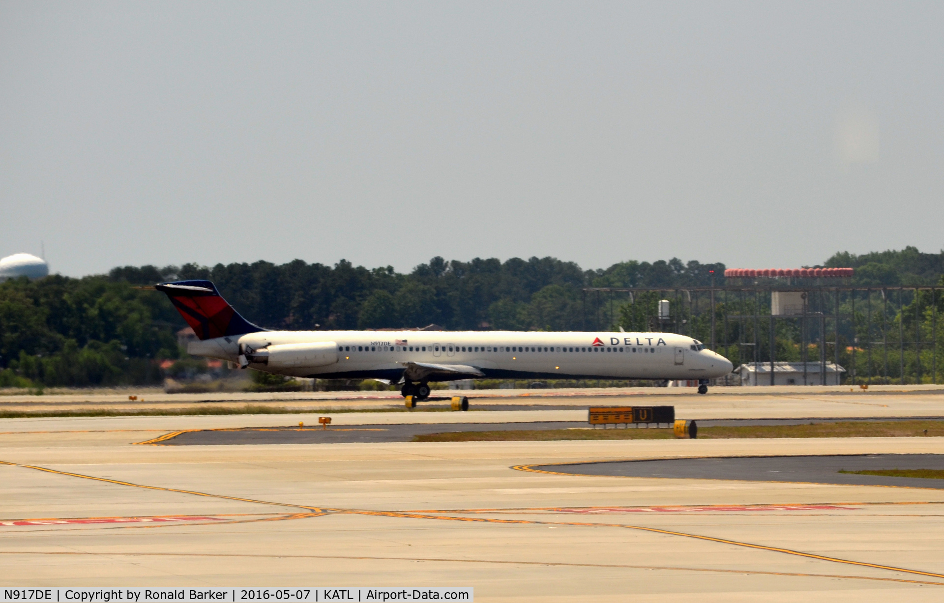 N917DE, 1993 McDonnell Douglas MD-88 C/N 49958, Landing Atlanta
