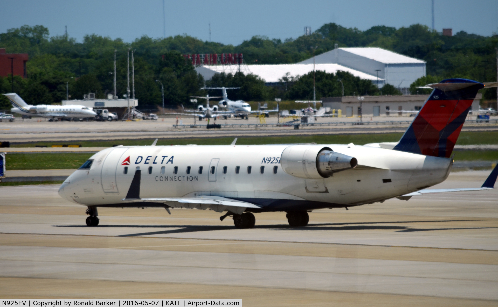 N925EV, 2003 Bombardier CRJ-200ER (CL-600-2B19) C/N 7831, Taxi to runway Atlanta