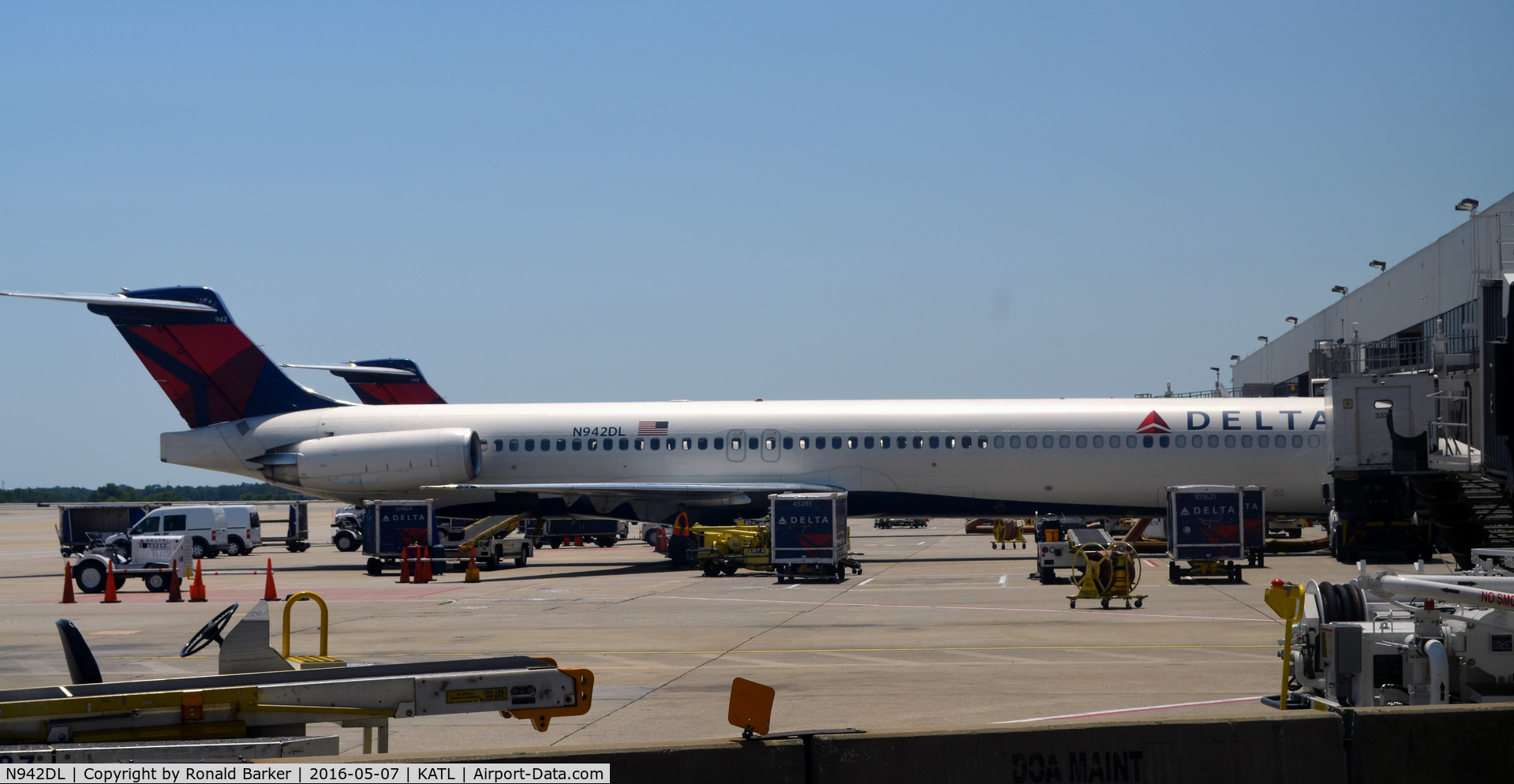 N942DL, 1989 McDonnell Douglas MD-88 C/N 49815, At the gate Atlanta