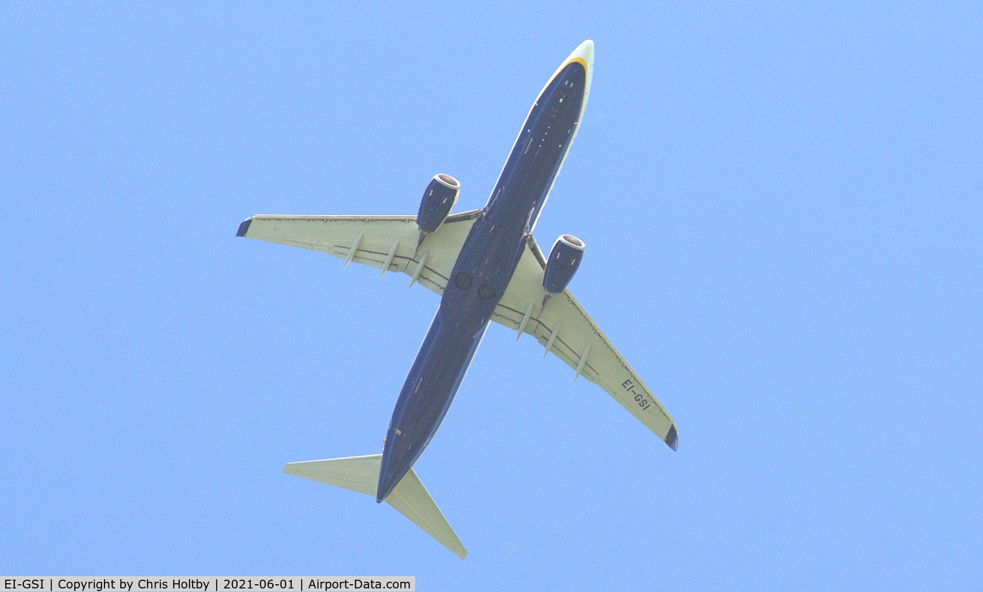 EI-GSI, 2018 Boeing 737-800 C/N 44848, Over Amwell, Herts going in to Stansted Airport