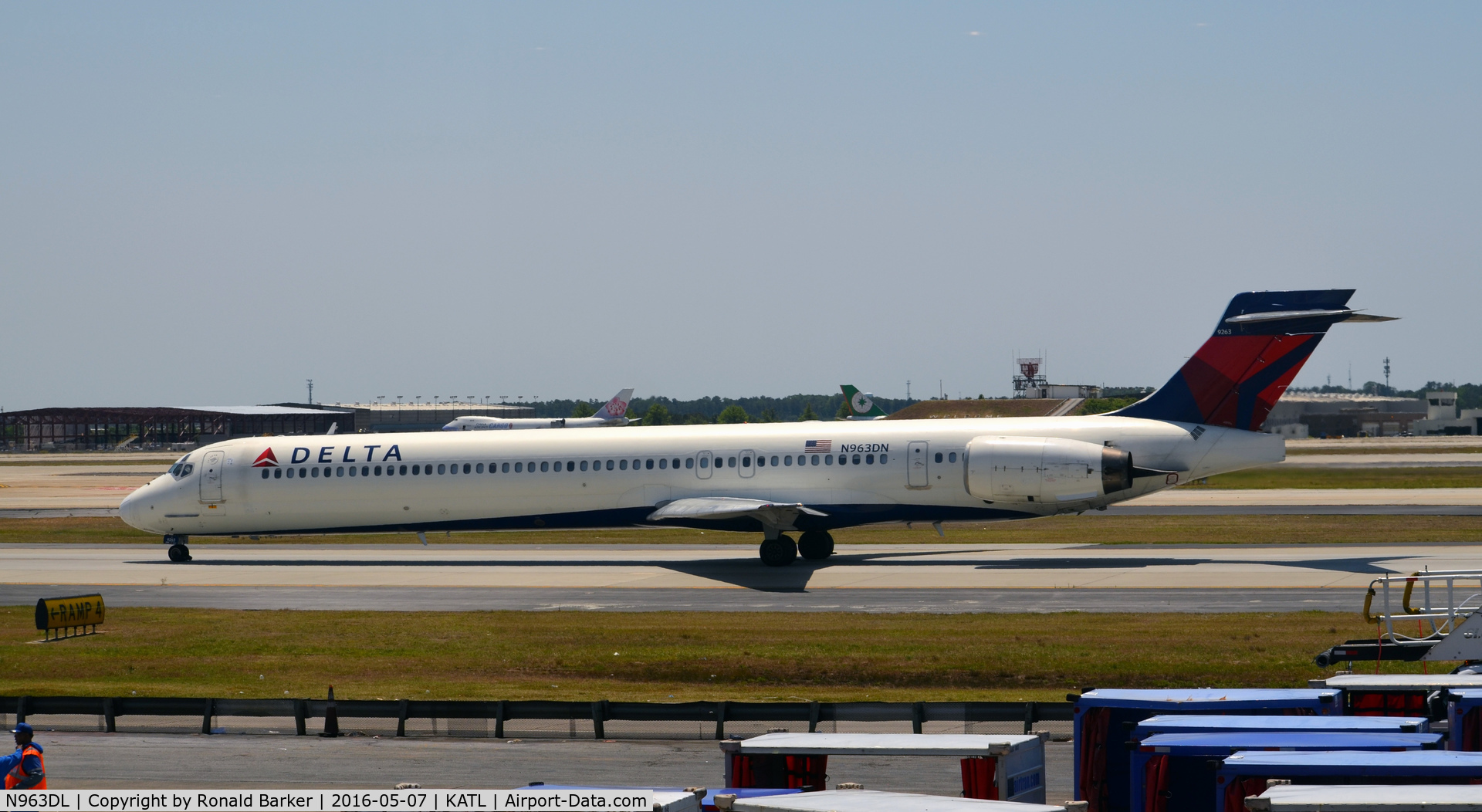 N963DL, 1990 McDonnell Douglas MD-88 C/N 49982, Taxi Atlanta