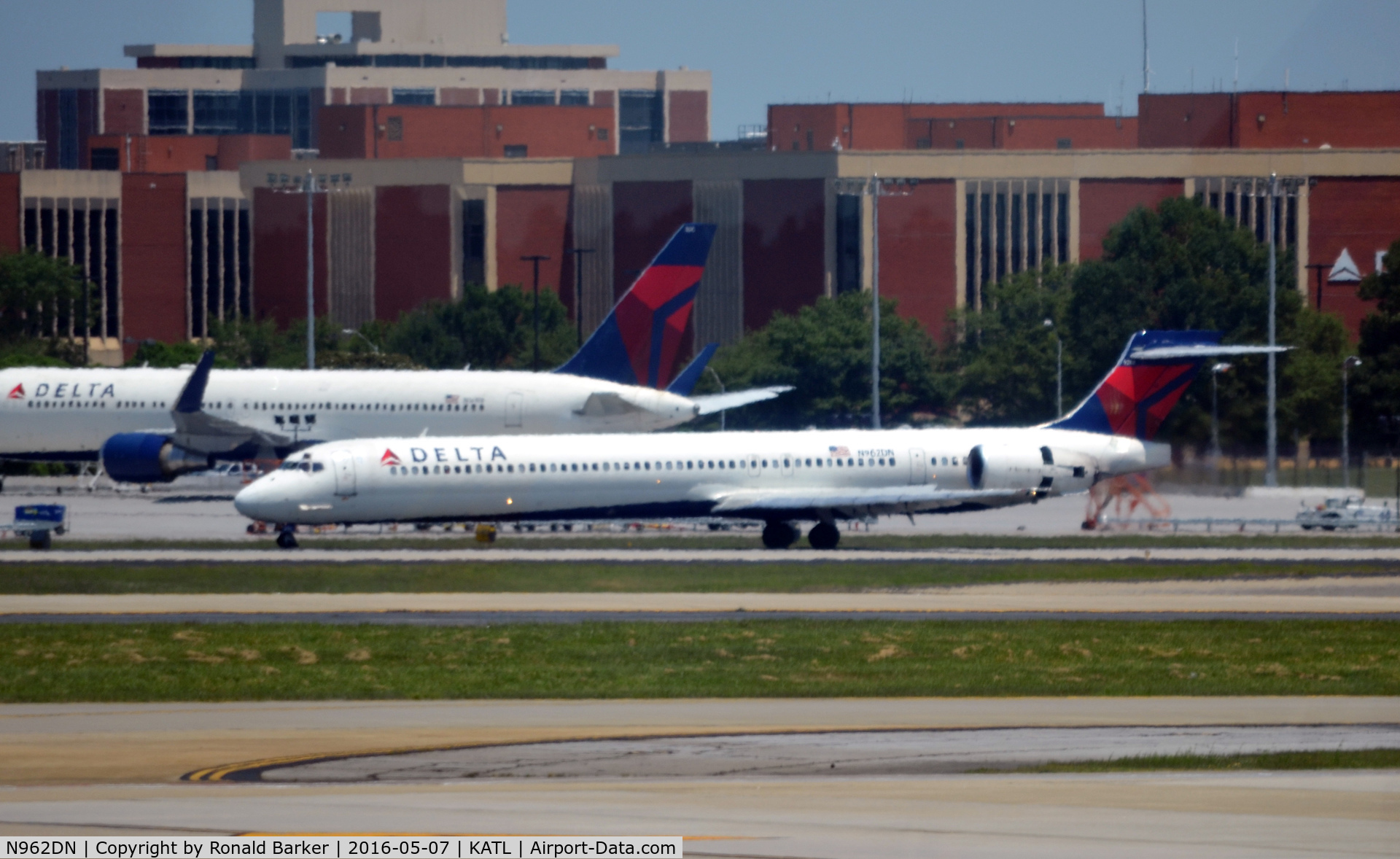 N962DN, McDonnell Douglas MD-90-30 C/N 53532, Landing Atlanta