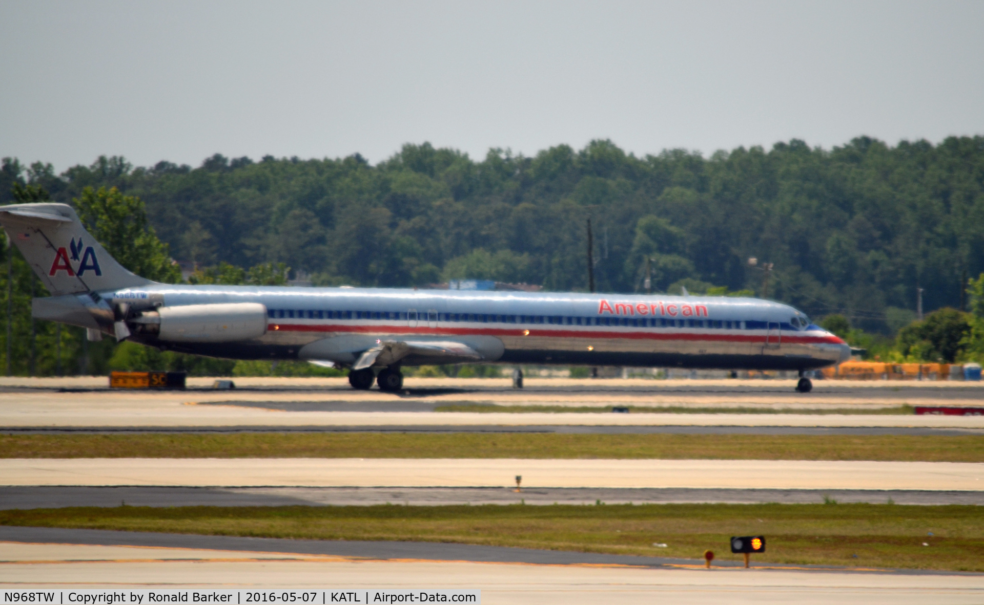 N968TW, 1999 McDonnell Douglas MD-83 (DC-9-83) C/N 53618, Landing Atlanta