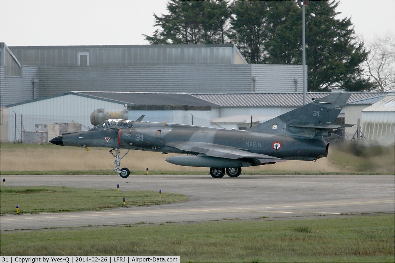 31, Dassault Super Etendard C/N 31, Dassault Super Etendard M (SEM), Taxiing to holding point rwy 26, Landivisiau Naval Air Base (LFRJ)