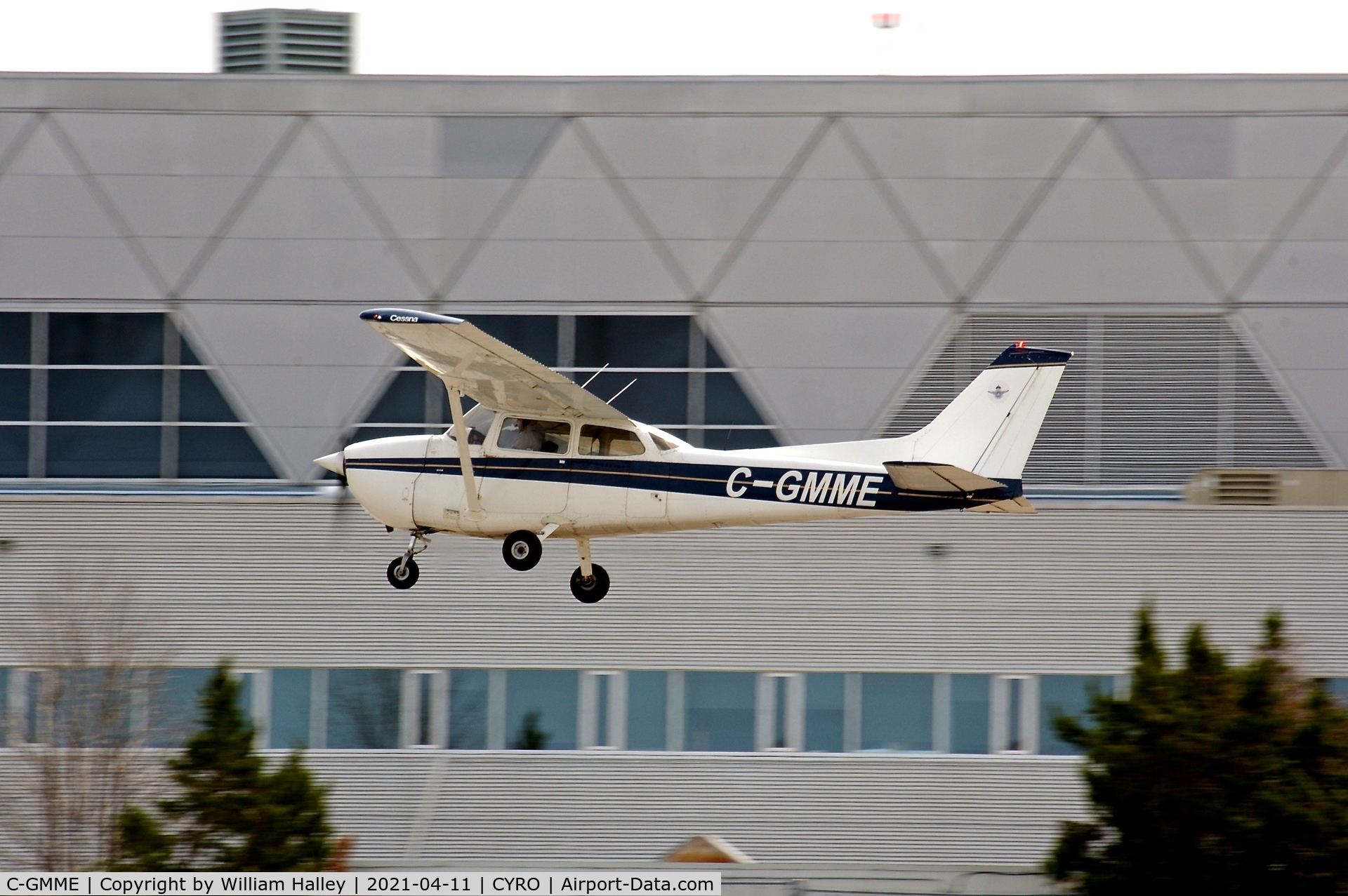 C-GMME, 1975 Cessna 172M C/N 17264987, C-GMME departing runway 09