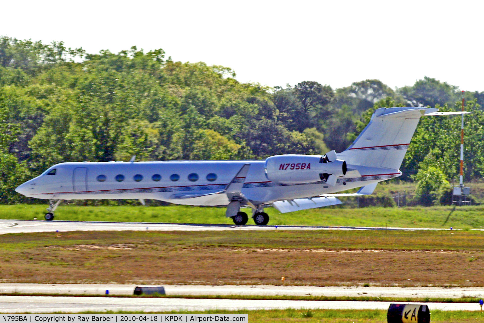 N795BA, 2004 Gulfstream Aerospace GV-SP (G550) C/N 5031, N795BA   Gulfstream G550 [5031] Atlanta-Dekalb Peachtree~N 18/04/2010