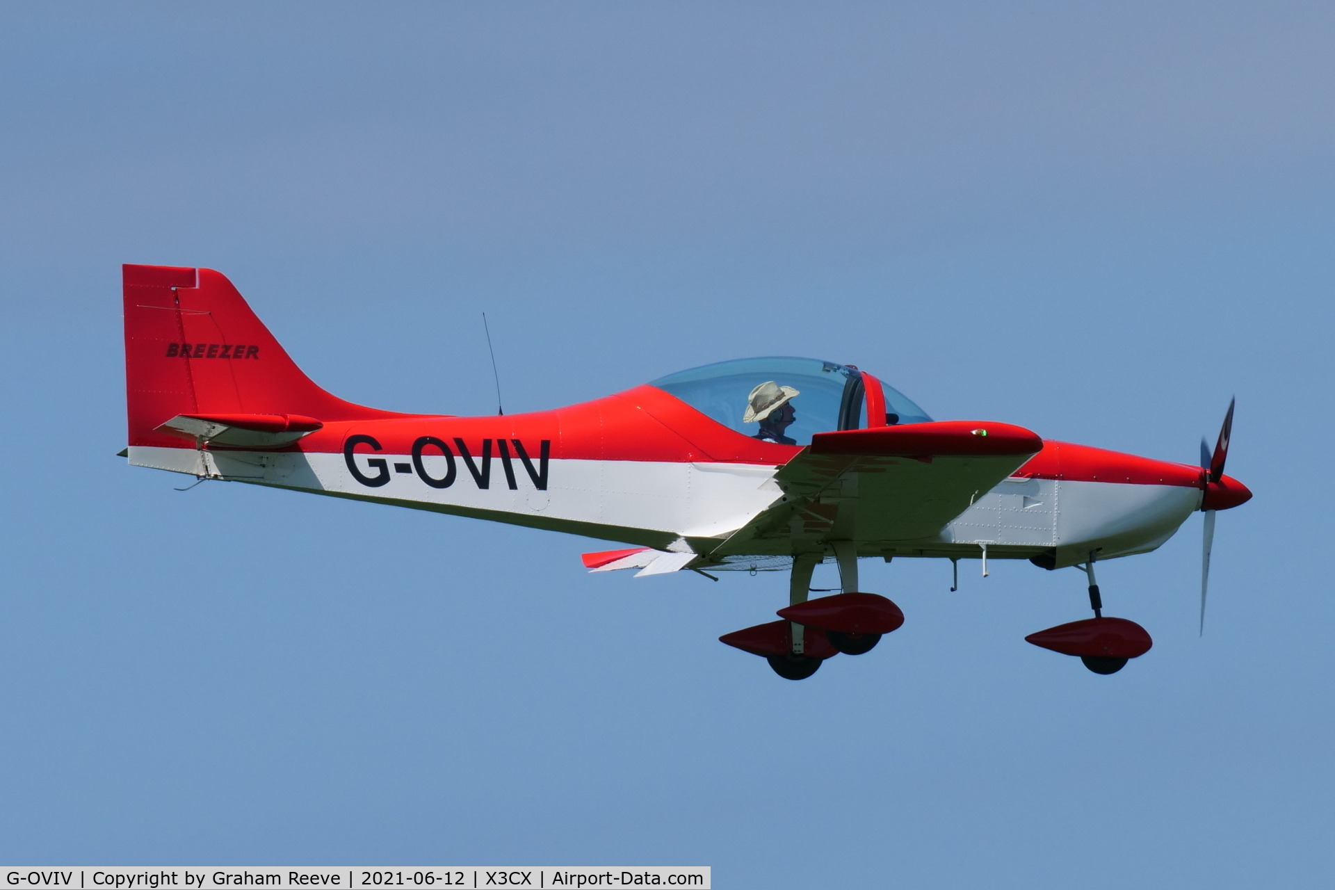G-OVIV, 2011 Breezer B600 C/N 016LSA, Landing at Northrepps.