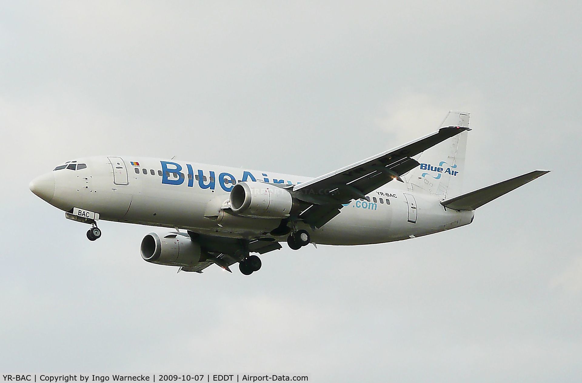 YR-BAC, 1986 Boeing 737-377 C/N 23653, Boeing 737-377 of Blue Air on final approach into Tegel airport