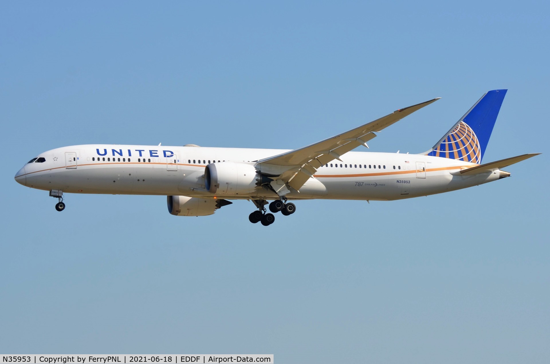 N35953, 2015 Boeing 787-9 Dreamliner C/N 36404, United B789 landing