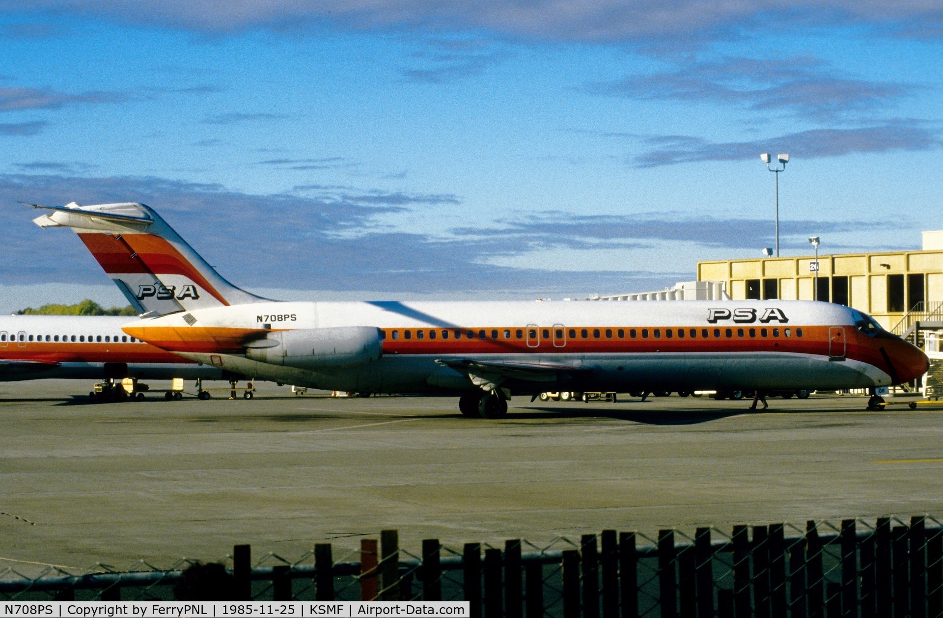 N708PS, 1967 McDonnell Douglas DC-9-32 C/N 47068, PSA DC-9-32 at its gate
