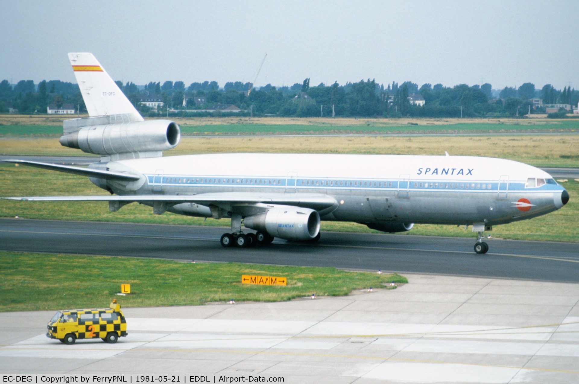 EC-DEG, 1977 McDonnell Douglas DC-10-30CF C/N 46962, Spantax DC-10-30 taxiing to its gate