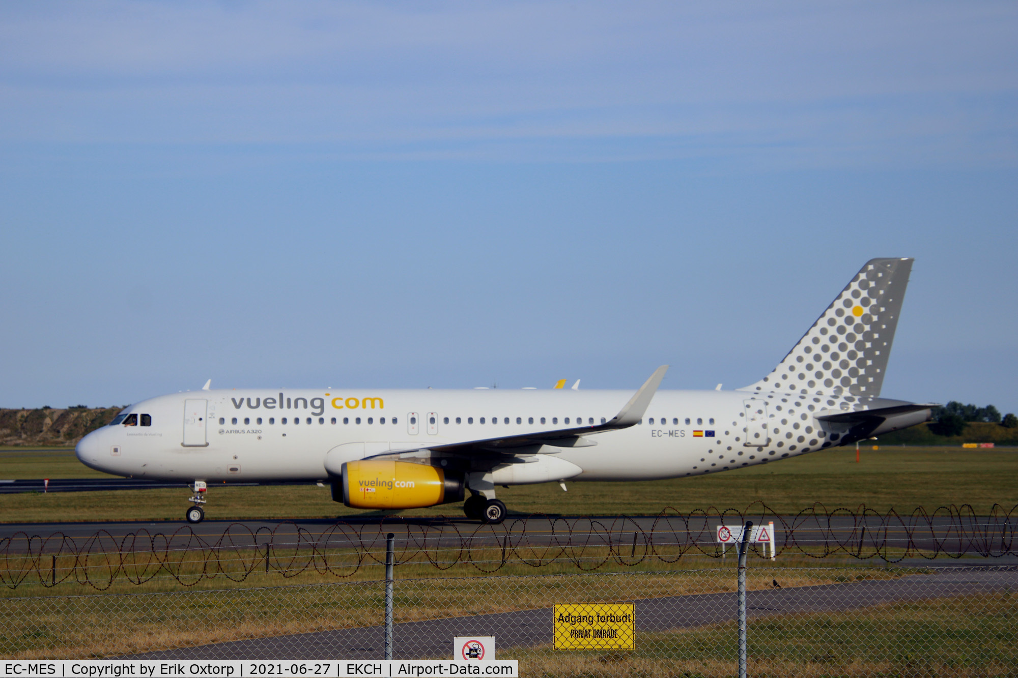 EC-MES, 2015 Airbus A320-232 C/N 6518, EC-MES landing fw 04L