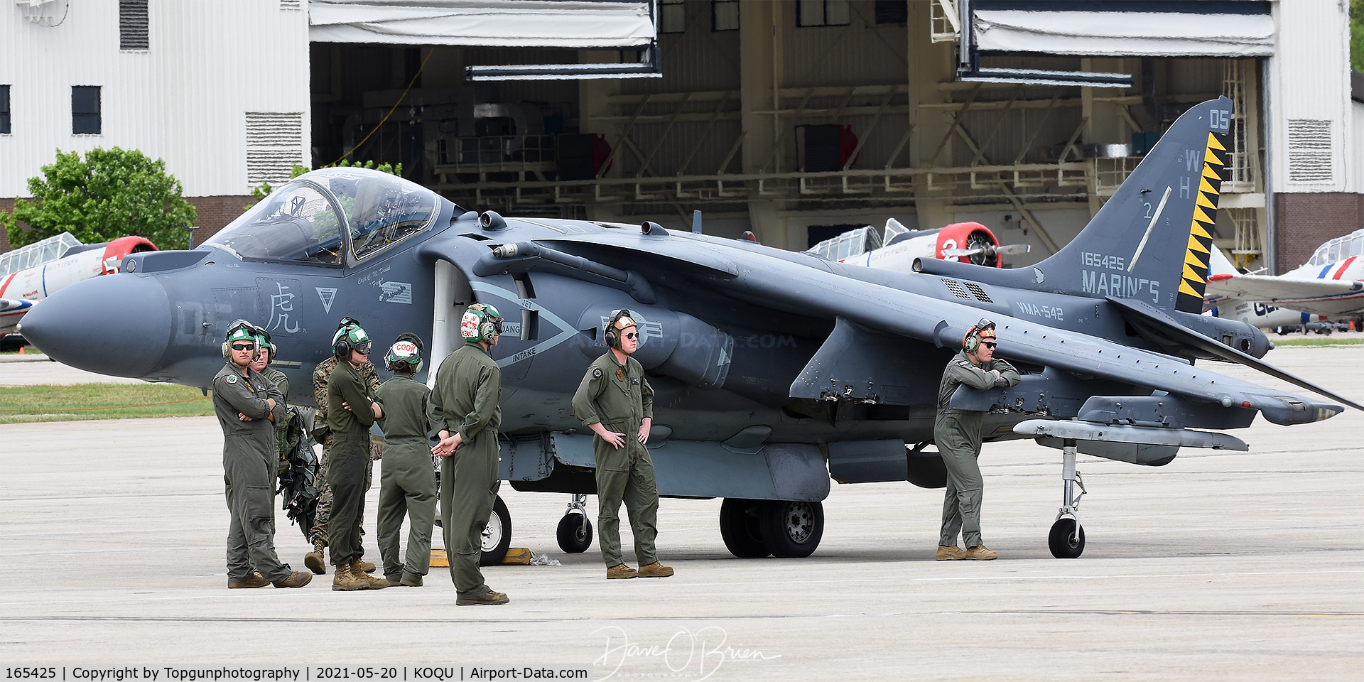 165425, McDonnell Douglas AV-8B+(R) Harrier II C/N 297, Crew watching as the other harrier starts up.