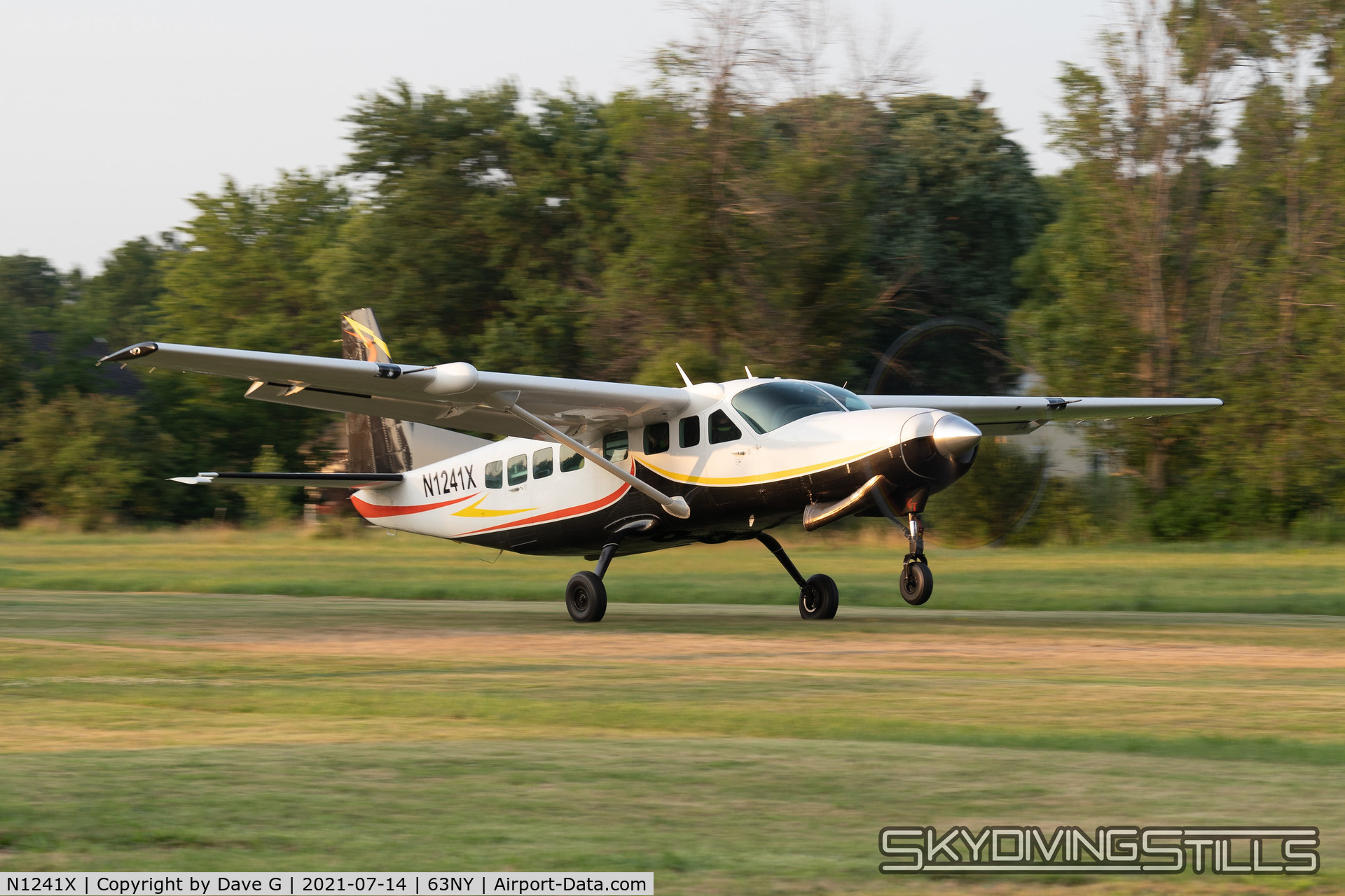 N1241X, 1998 Cessna 208B C/N 208B0657, Soft field takeoff at Skydive the Falls.