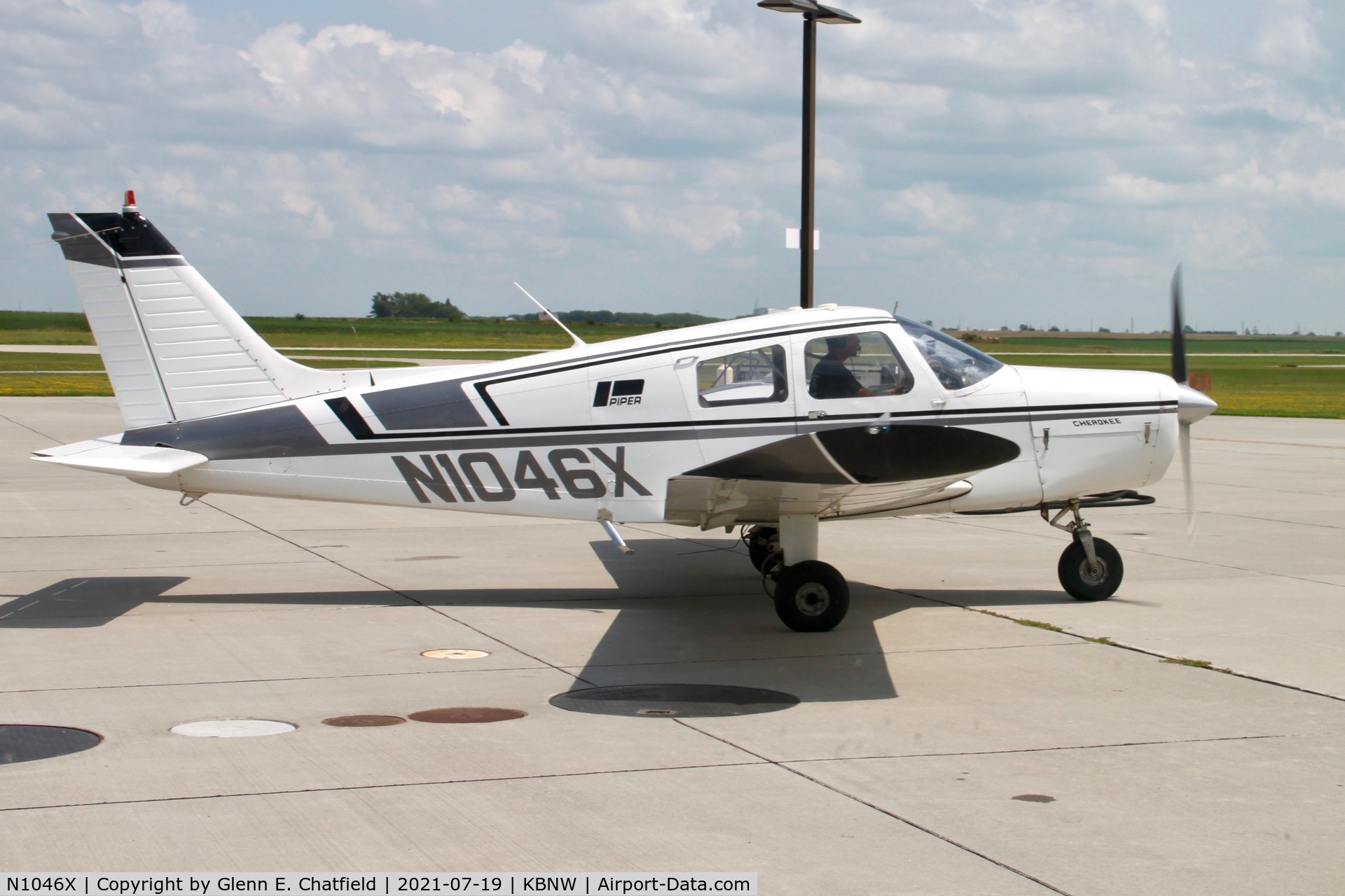 N1046X, 1975 Piper PA-28-140 Cherokee C/N 28-7525266, Taxiing in