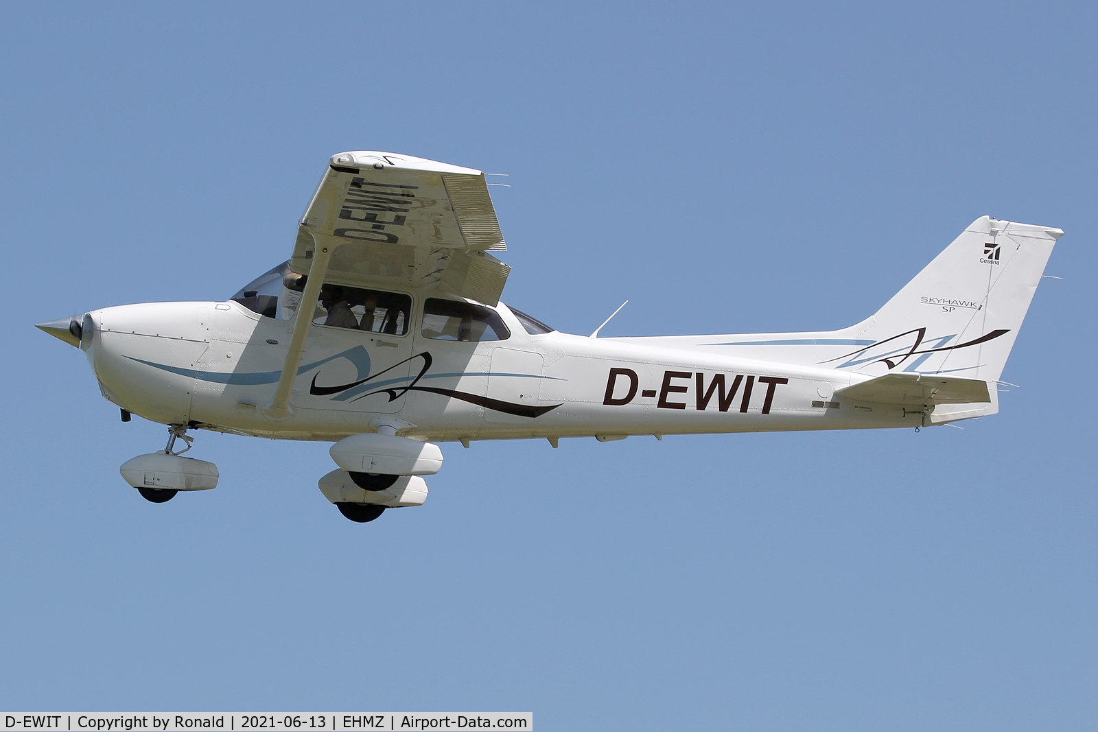 D-EWIT, 2008 Cessna 172S Skyhawk SP C/N 172S10803, at ehmz